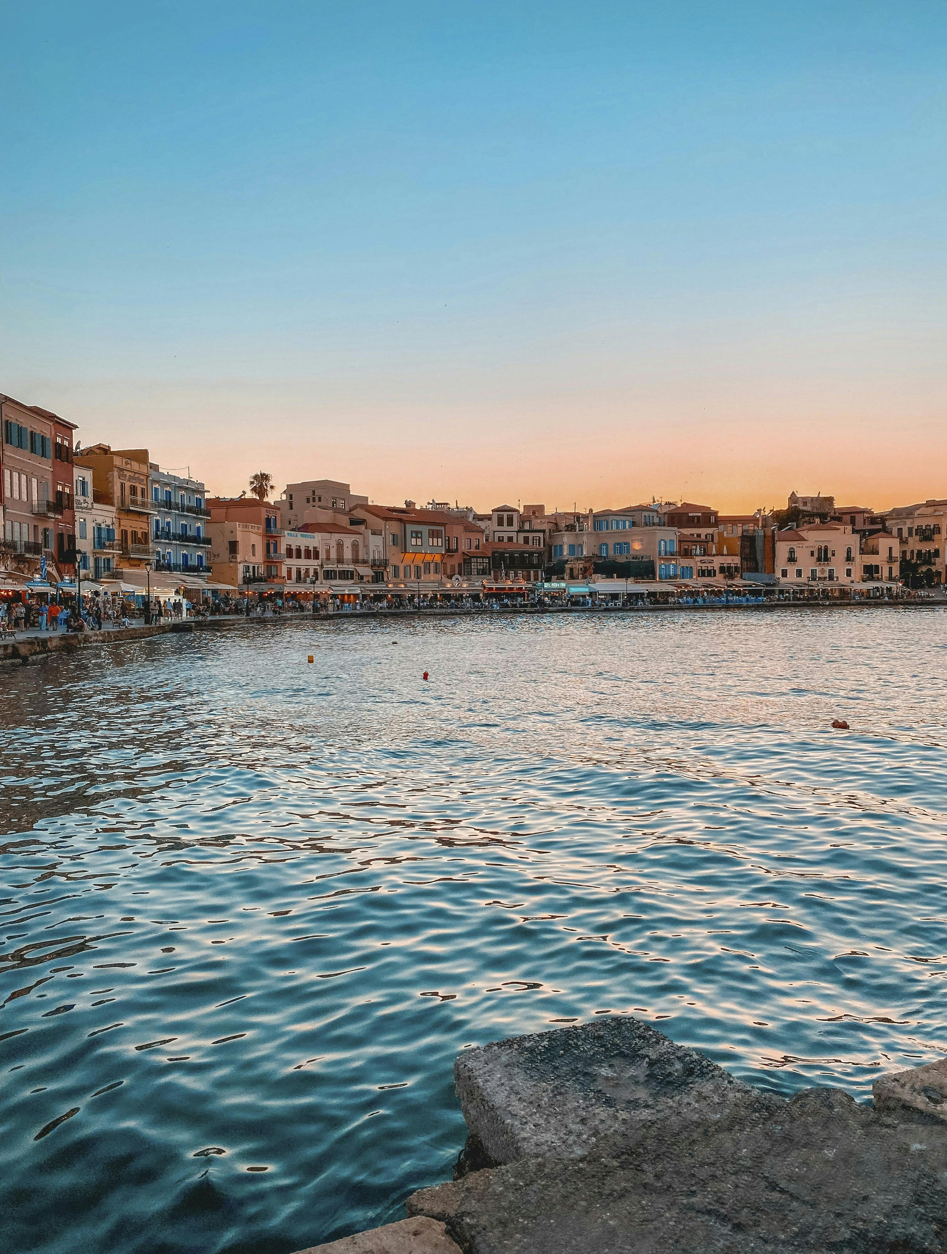 Chania badet i gyldent lys, som solen går ned – og udsigten fra vandsiden er svær at slå.
