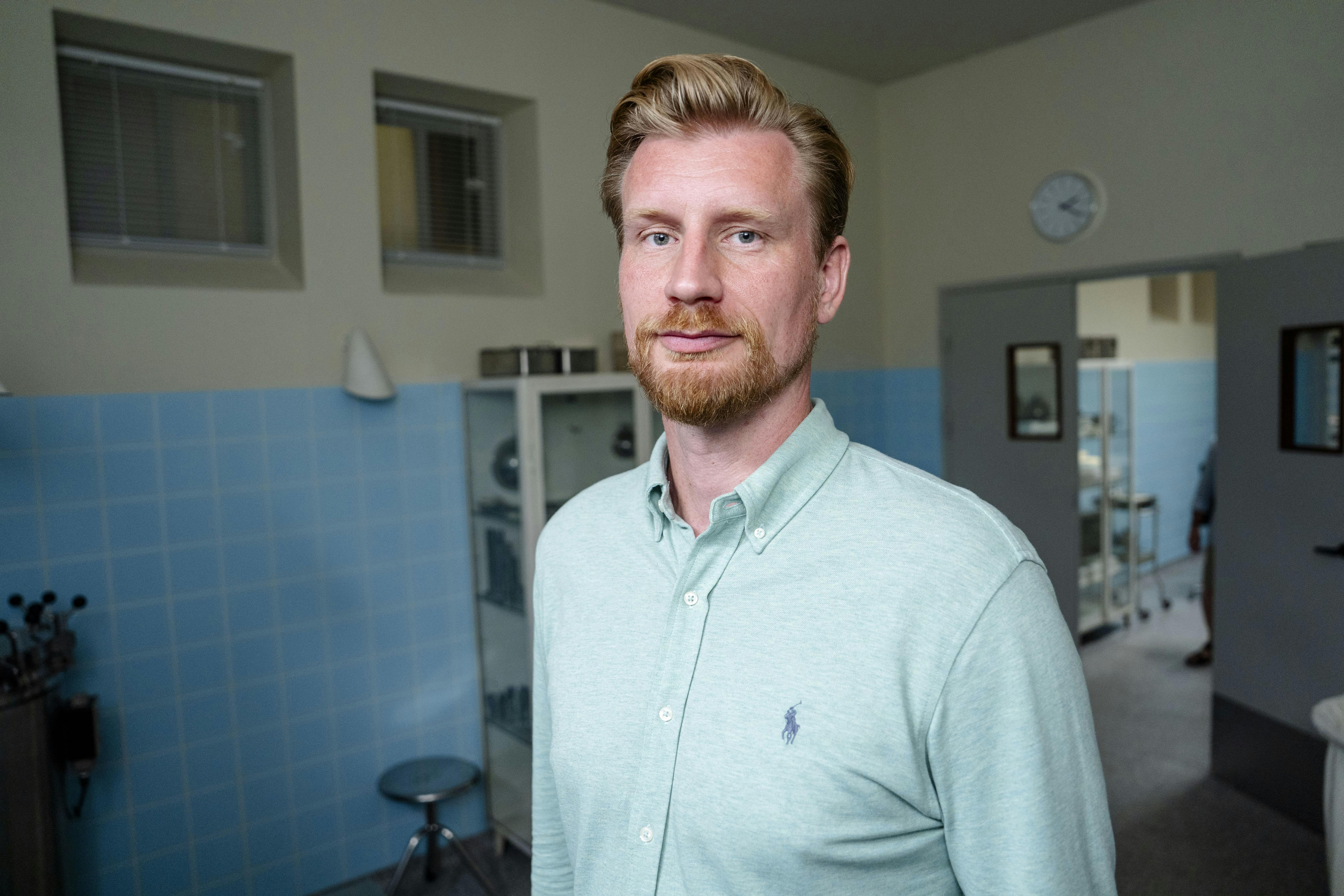 Andreas Jebro spiller Dr. Fischer i "Sygeplejeskolen".