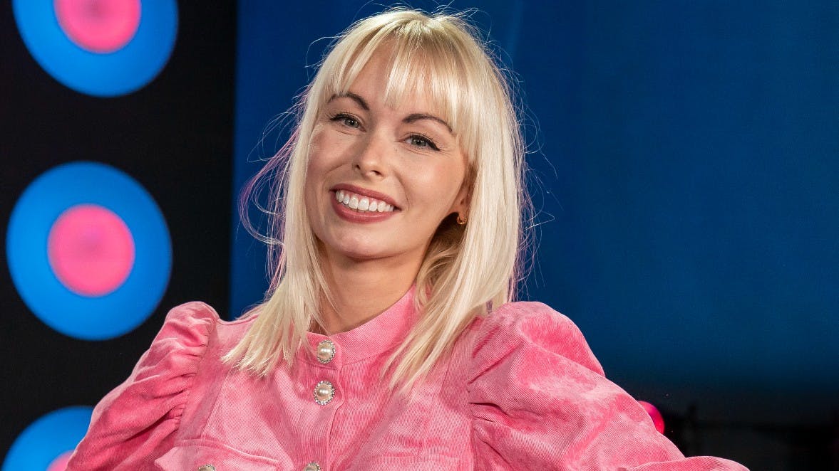 https://imgix.femina.dk/2025-09-22/jennabagge2.jpg