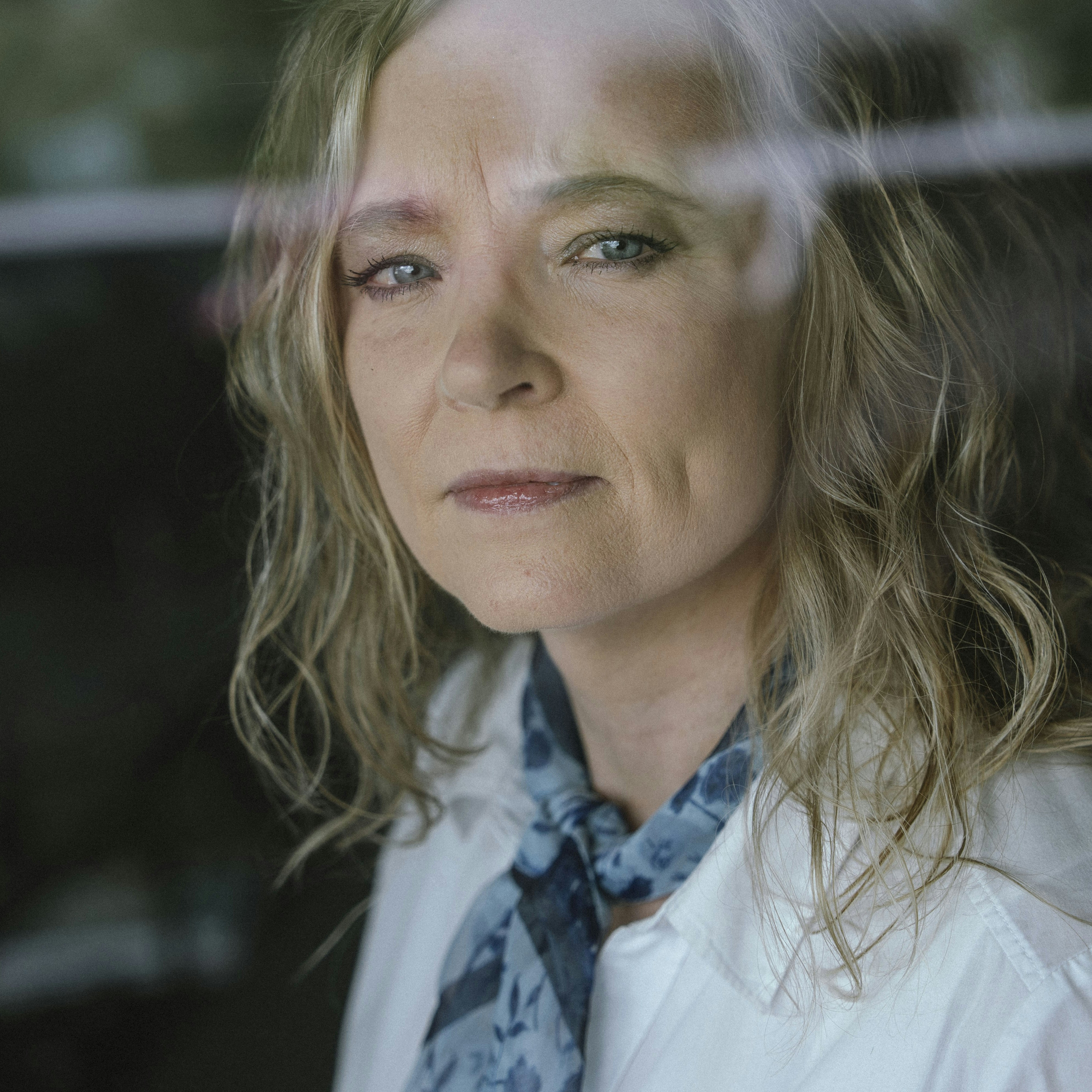 Tanja på 51 år fra Ørestad i Kbh. er i overgangsalder og har døjet meget med søvnløshed. Hun har prøvet alverdens alternative løsninger forgæves og er sendt rundt mellem læger og gynækologer, men nu tager hun tre forskellige former for hormoner - og sover for første gang i lang tid som en drøm og hele natten. Det har gjort en kæmpe forskel for hendes livskvalitet og nu vil hun gerne opfordre alle kvinder til at søge hjælp, hvis de heller ikke kan hænge sammen i overgangsalderen.