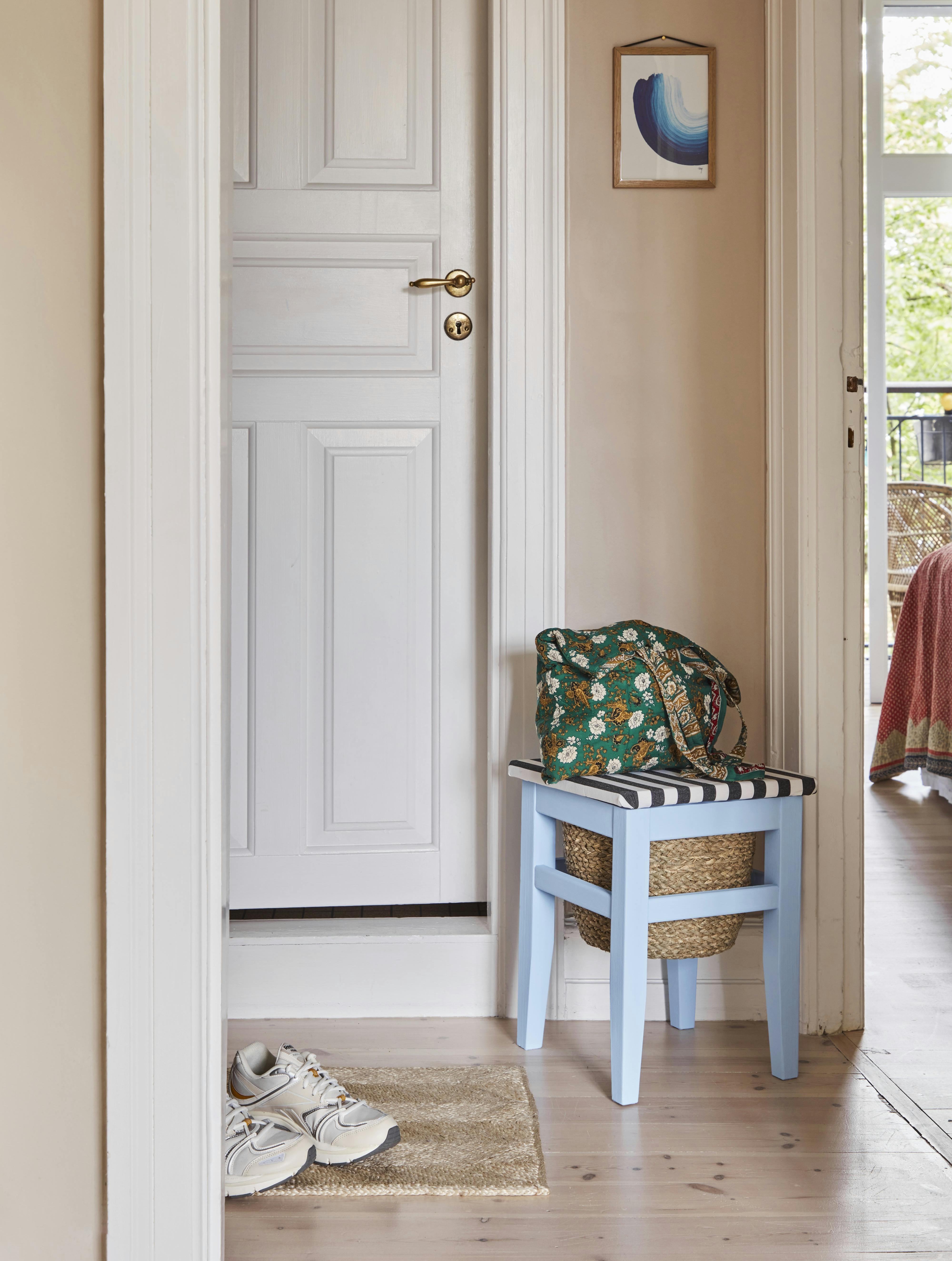 Lav en DIY-løsning som vist her med en skammel fra Trævarefabrikernes Udsalg. Skru sædet af, og søm en passende, blød kurv fast indvendig. Brug kurven til småt affald. Mal evt. skamlen, og tilføj stof på sædet. 