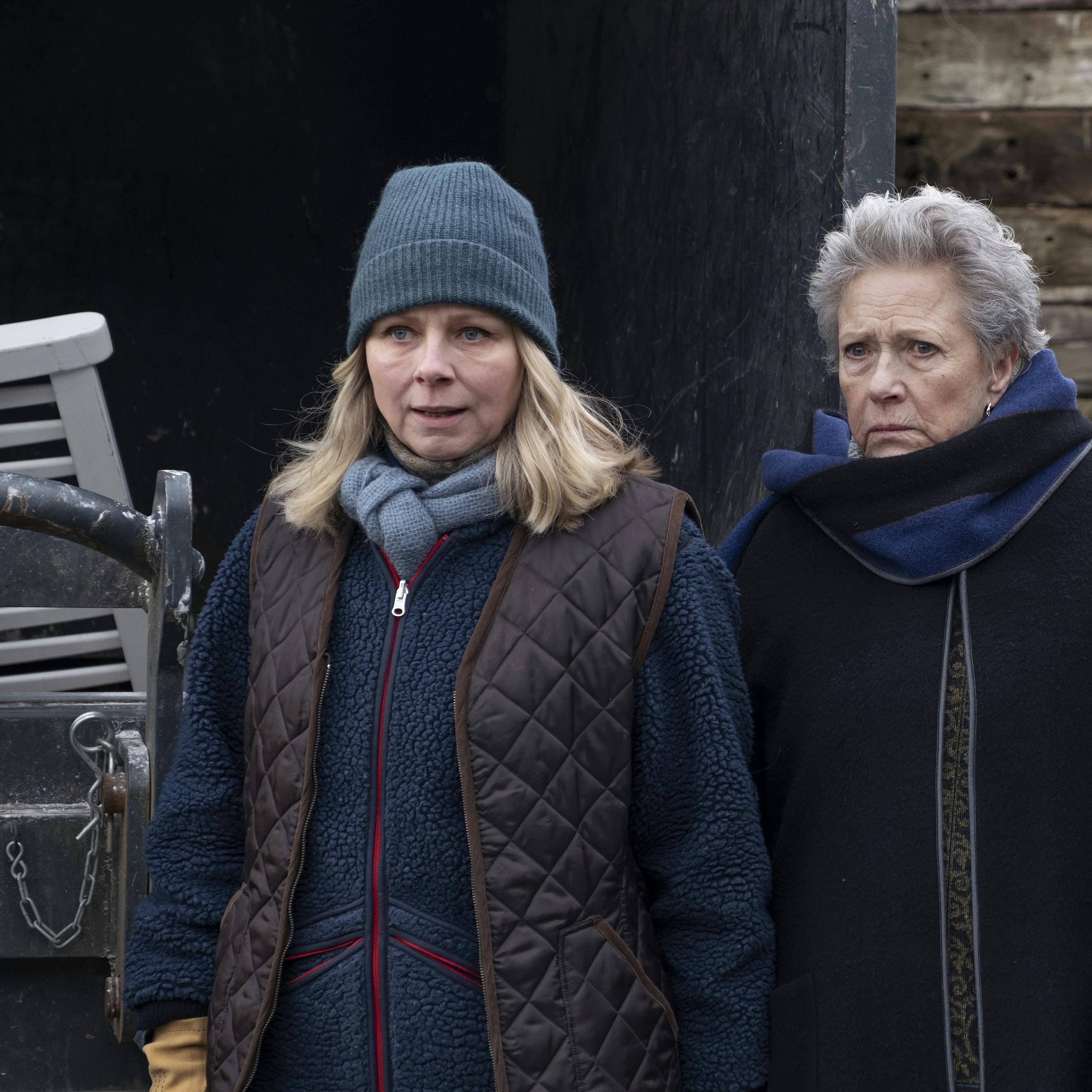 https://imgix.femina.dk/2025-09-25/Copy-of-Still01_Ingen-Kaere-Mor_Lene-Maria-Christensen_Birthe-Neumann_Freja-Klint-Sandberg_Photo-credit_Christian-Geisnaes.jpg