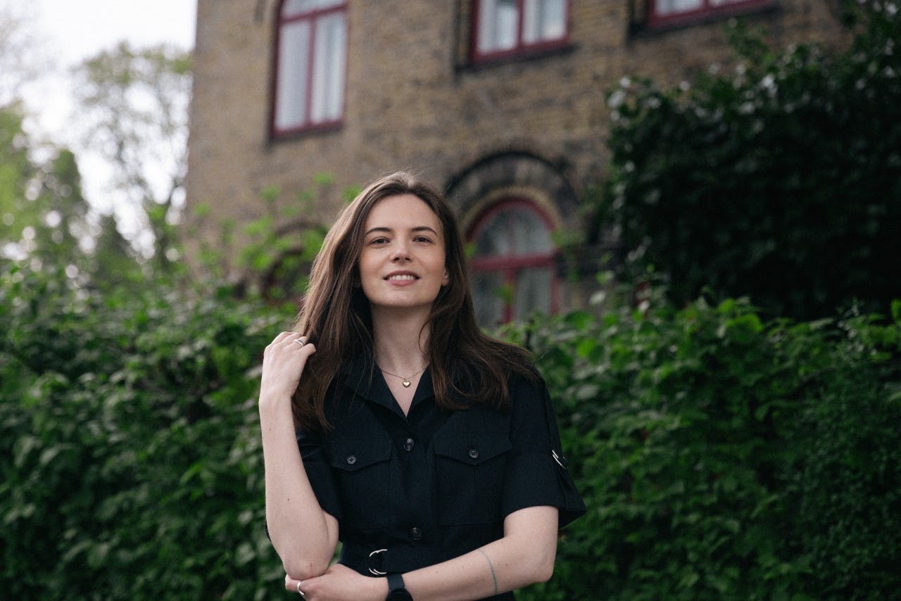 https://imgix.femina.dk/2025-09-26/Nomi_forchhammer_smil.jpg