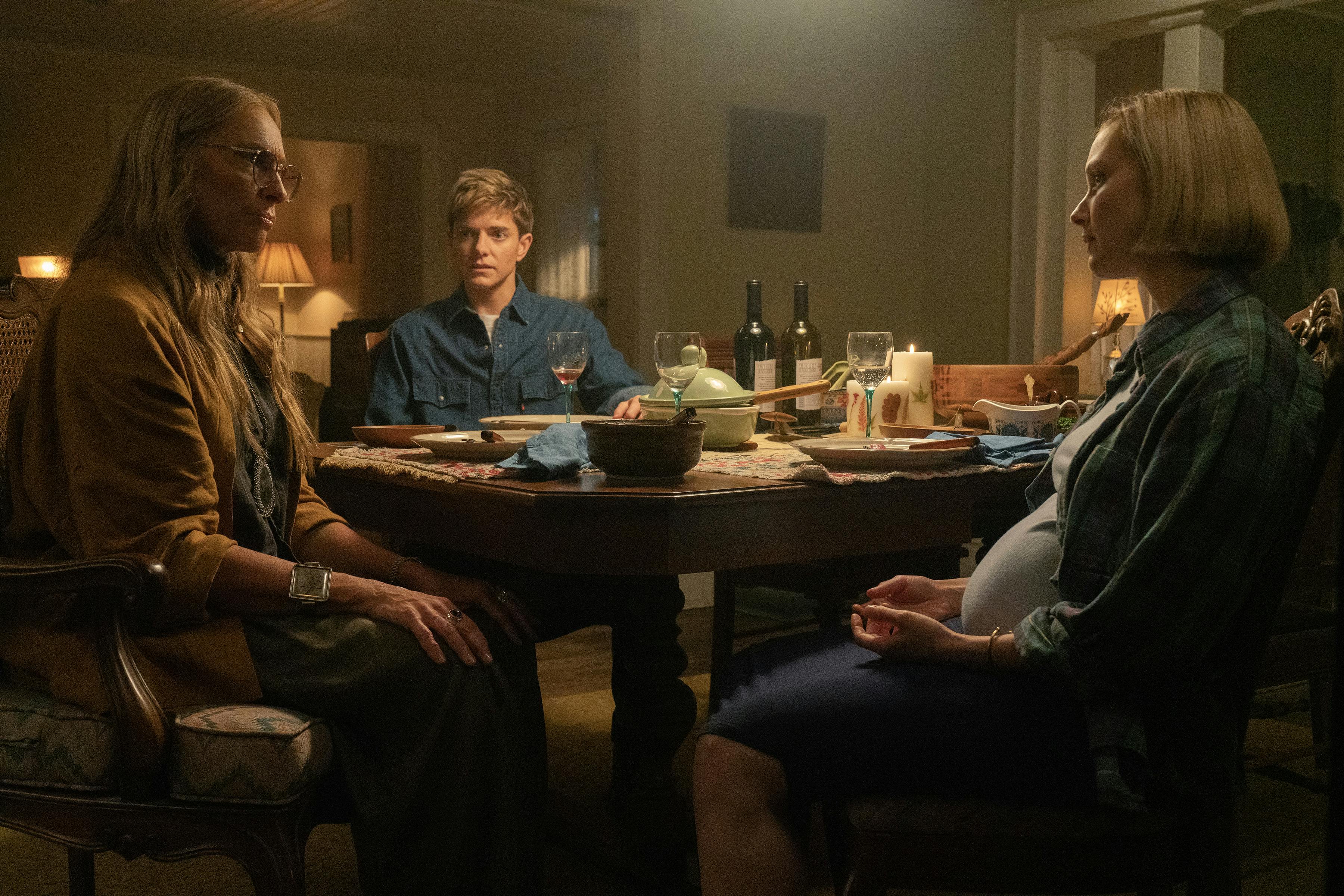 Toni Collette som Evelyn, Mae Martin som Alex Dempsey, og Sarah Gadon som Laura.