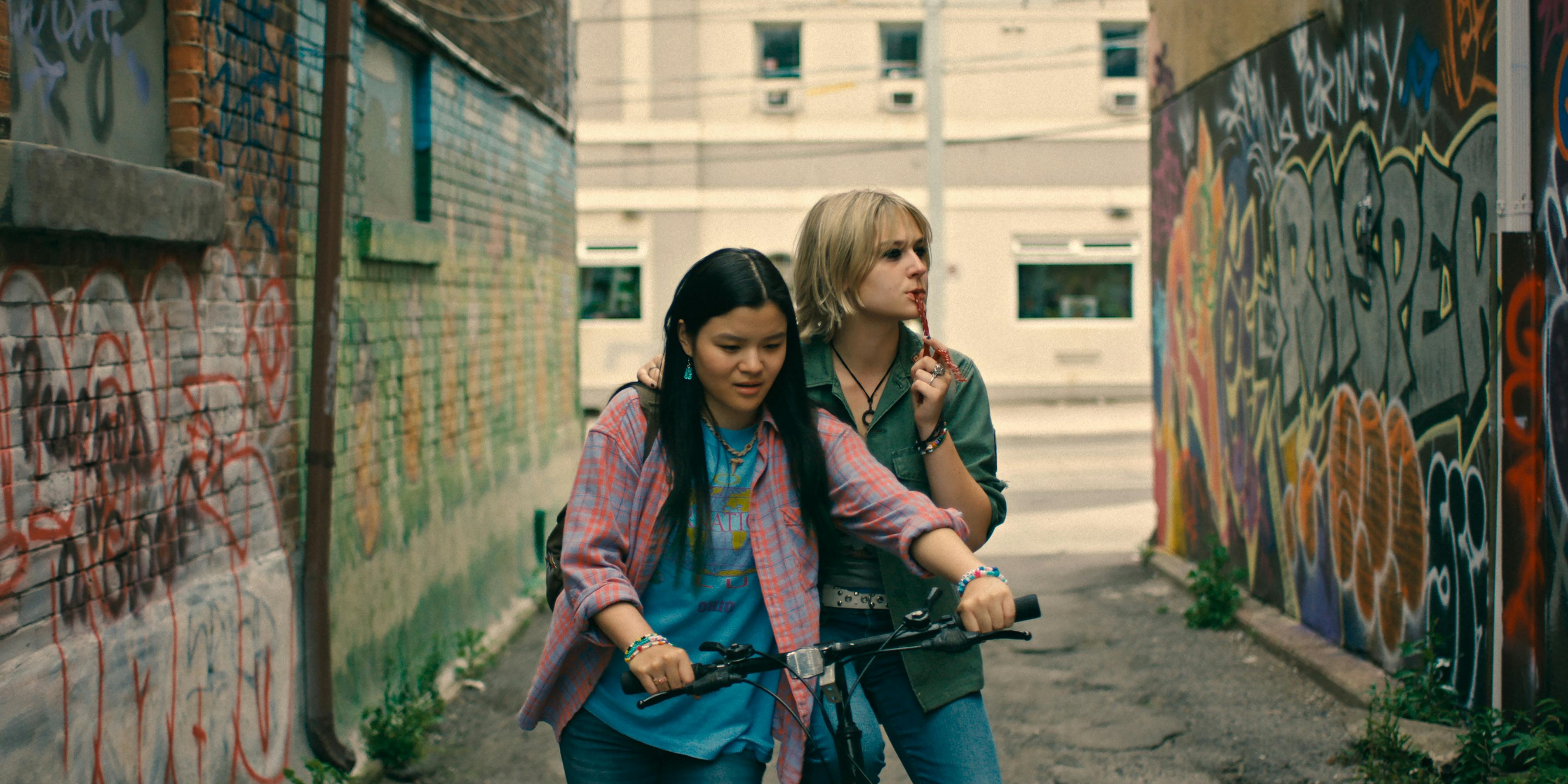 Sydney Topliffe som Abbie og Alyvia Alyn Lind som Leila.