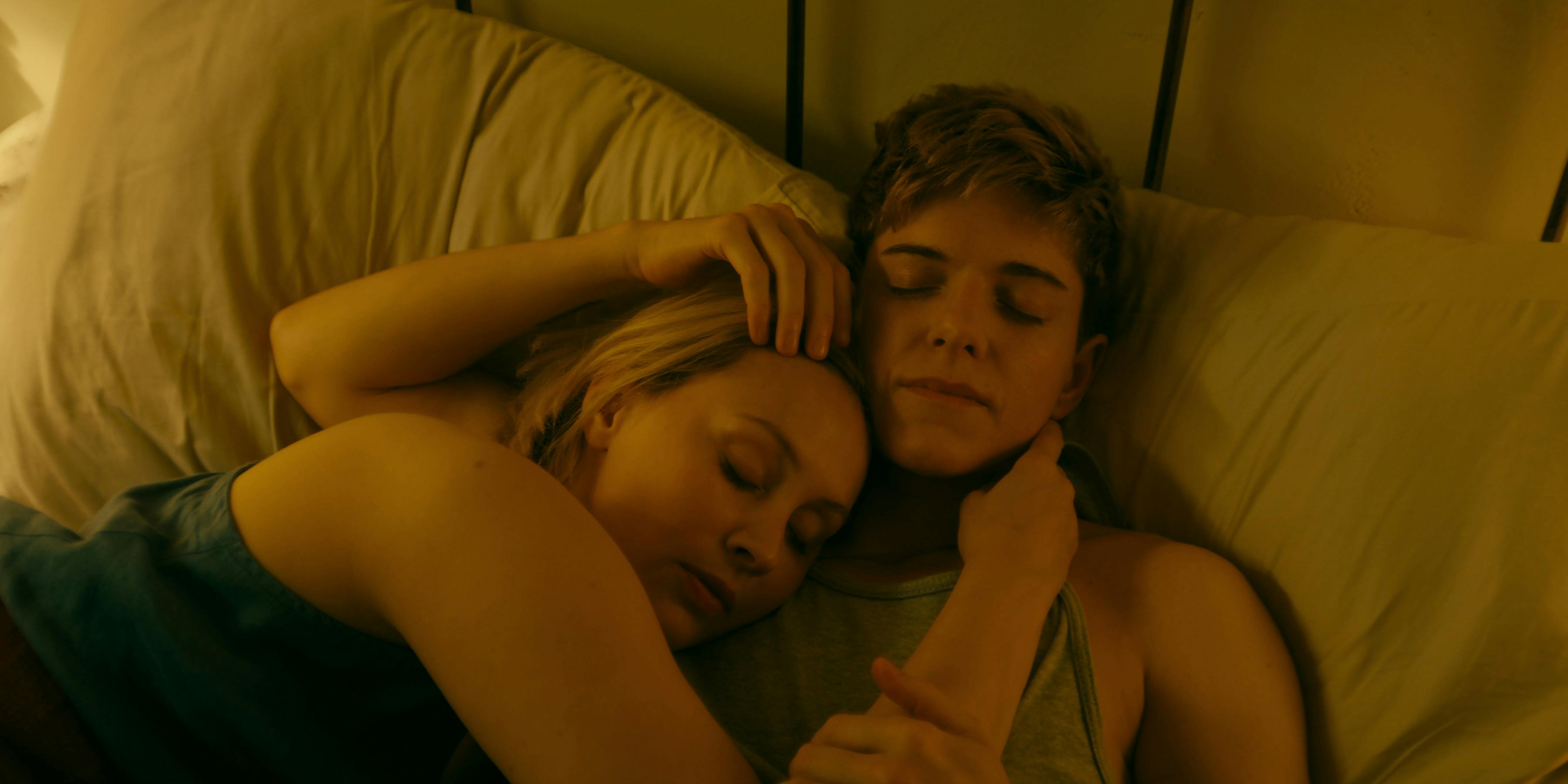 Sarah Gadon som Laura Redman og Mae Martin som Alex Dempsey.