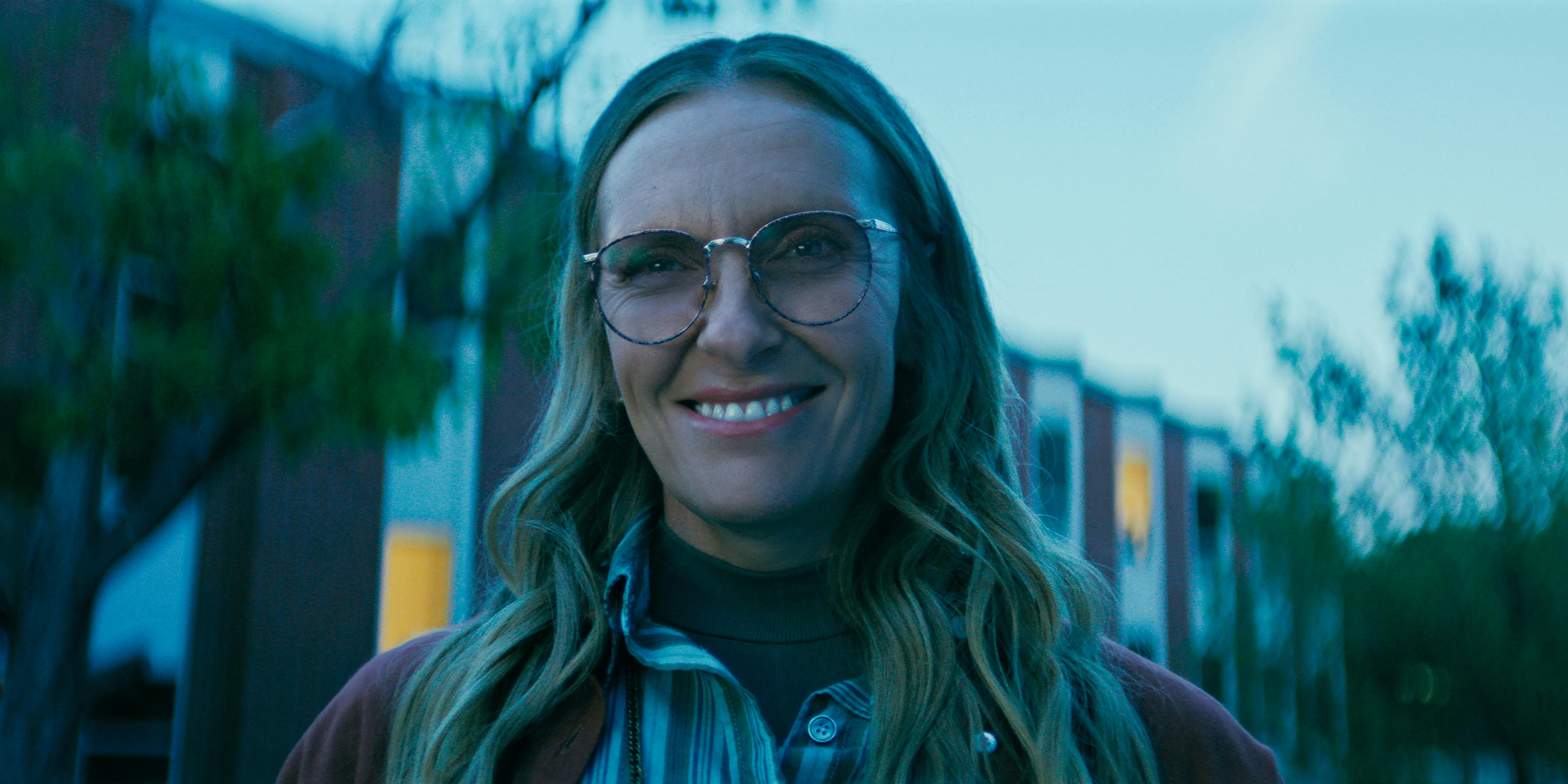 Toni Collette som Evelyn Wade.