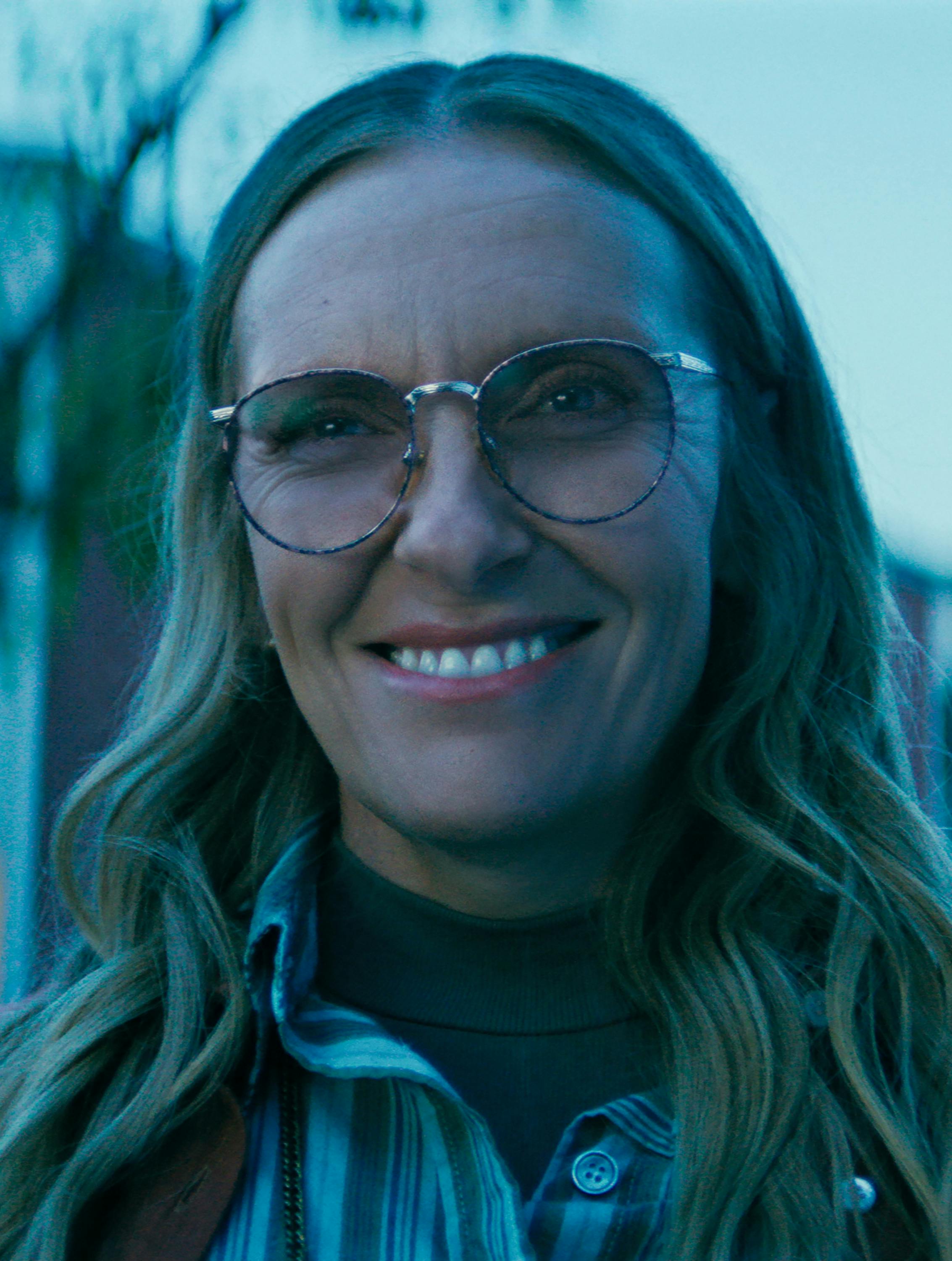 Toni Collette som Evelyn Wade.