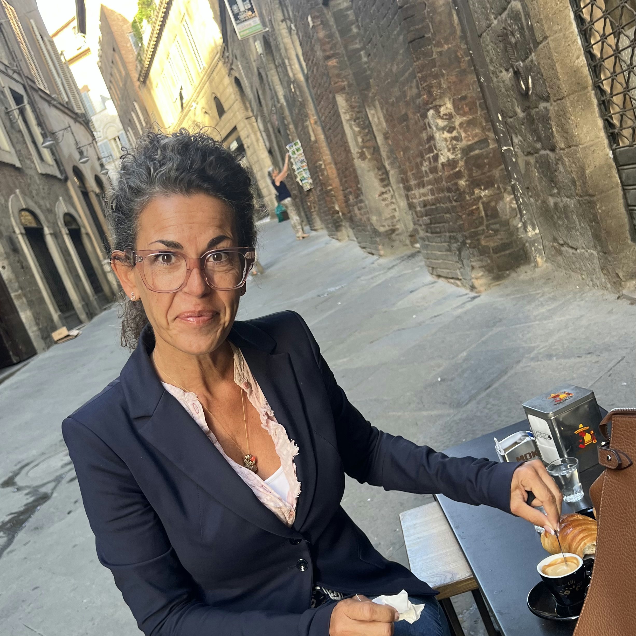 https://imgix.femina.dk/2025-10-07/Laila-Koj-i-Siena-Italien-pa-arbejde.jpg?fm=jpg