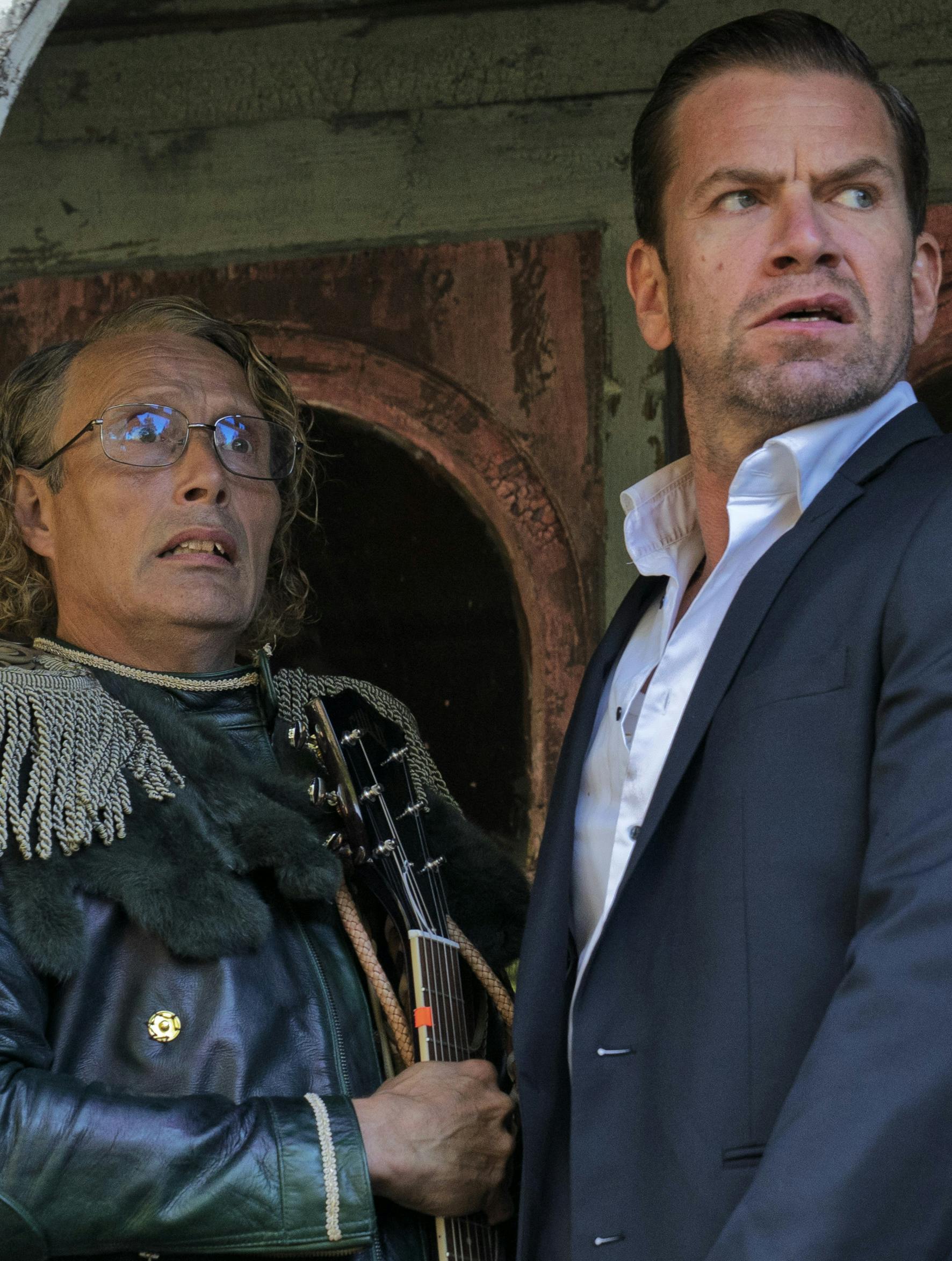 Mads Mikkelsen og Nikolaj Lie Kaas i 'Den sidste viking'.