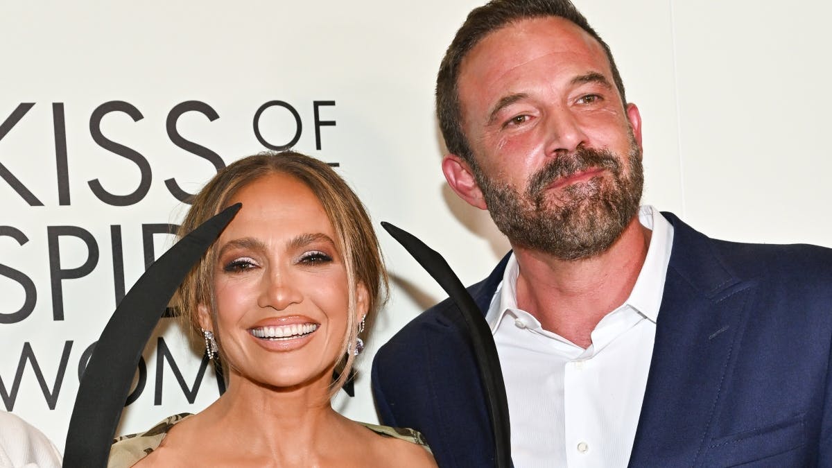 Ben Affleck og Jennifer Lopez stillede op til foto sammen, da de var med til premieren på ”Kiss of the Spider Woman”.