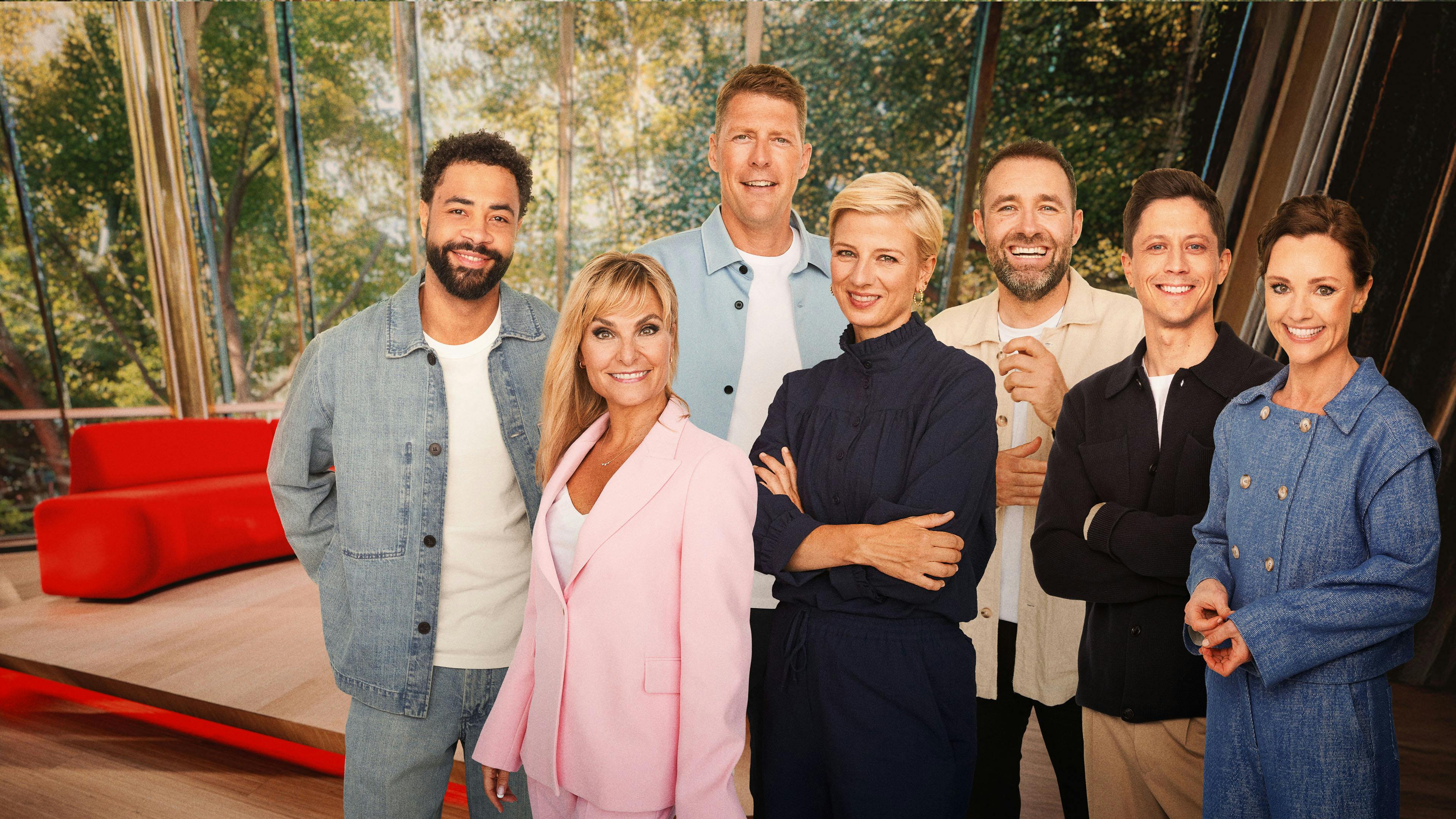 https://imgix.femina.dk/2025-10-13/Andrew-Moyo%2C-Michele-Bellaiche%2C-Steen-Langeberg%2C-Louise-Wolff%2C-Mikkel-Kryger%2C-Rasmus-Staghoj-og-Lise-Ronne.-%28Foto_-TV-2%29.jpg