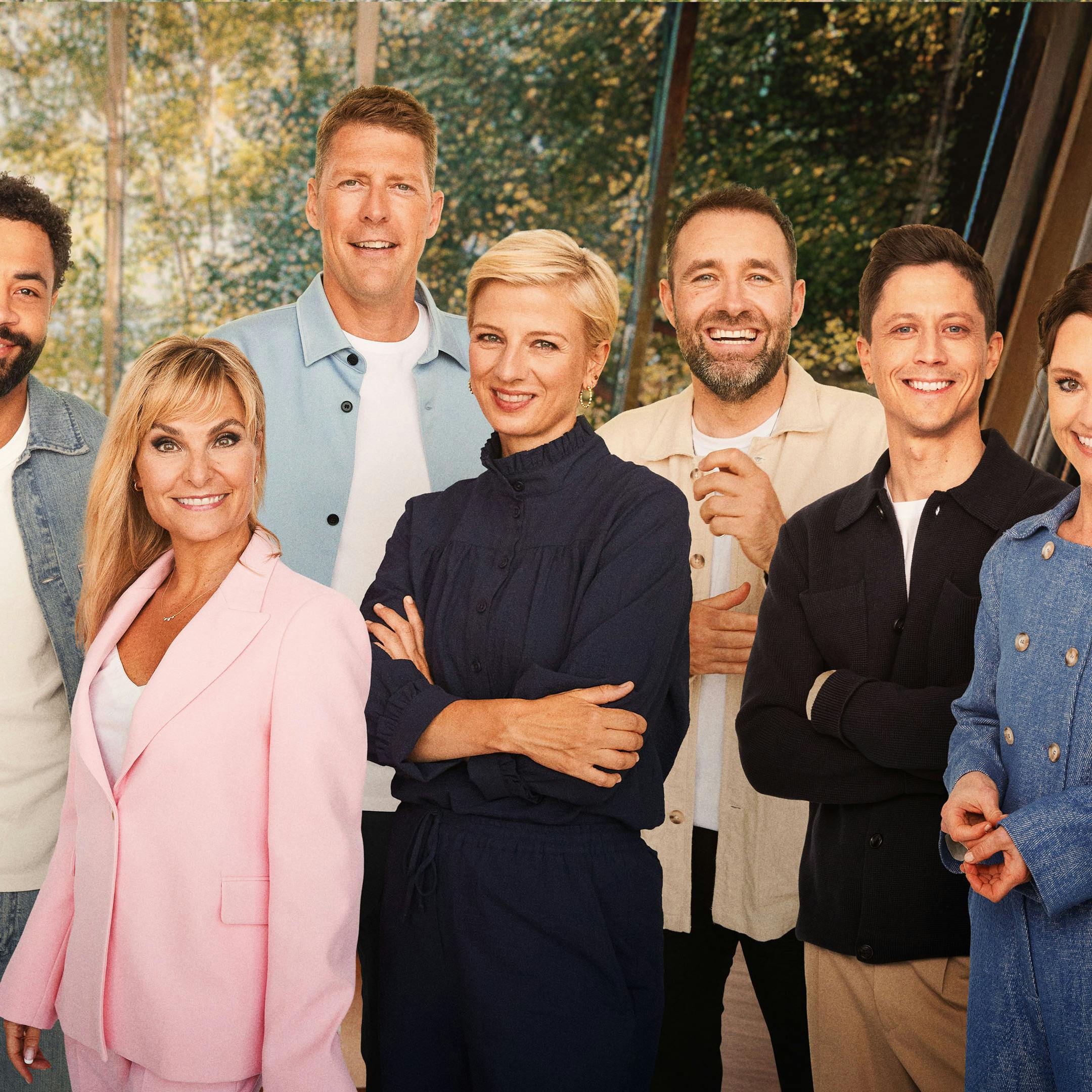 https://imgix.femina.dk/2025-10-13/Andrew-Moyo%2C-Michele-Bellaiche%2C-Steen-Langeberg%2C-Louise-Wolff%2C-Mikkel-Kryger%2C-Rasmus-Staghoj-og-Lise-Ronne.-%28Foto_-TV-2%29.jpg