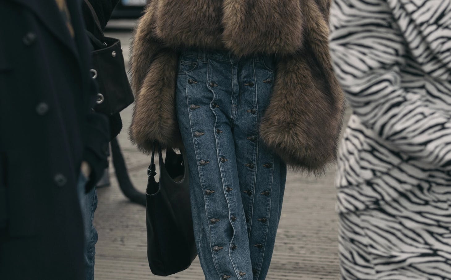 Modeprofil og designer Thora Valdimars i twisted jeans under modeugen i København.