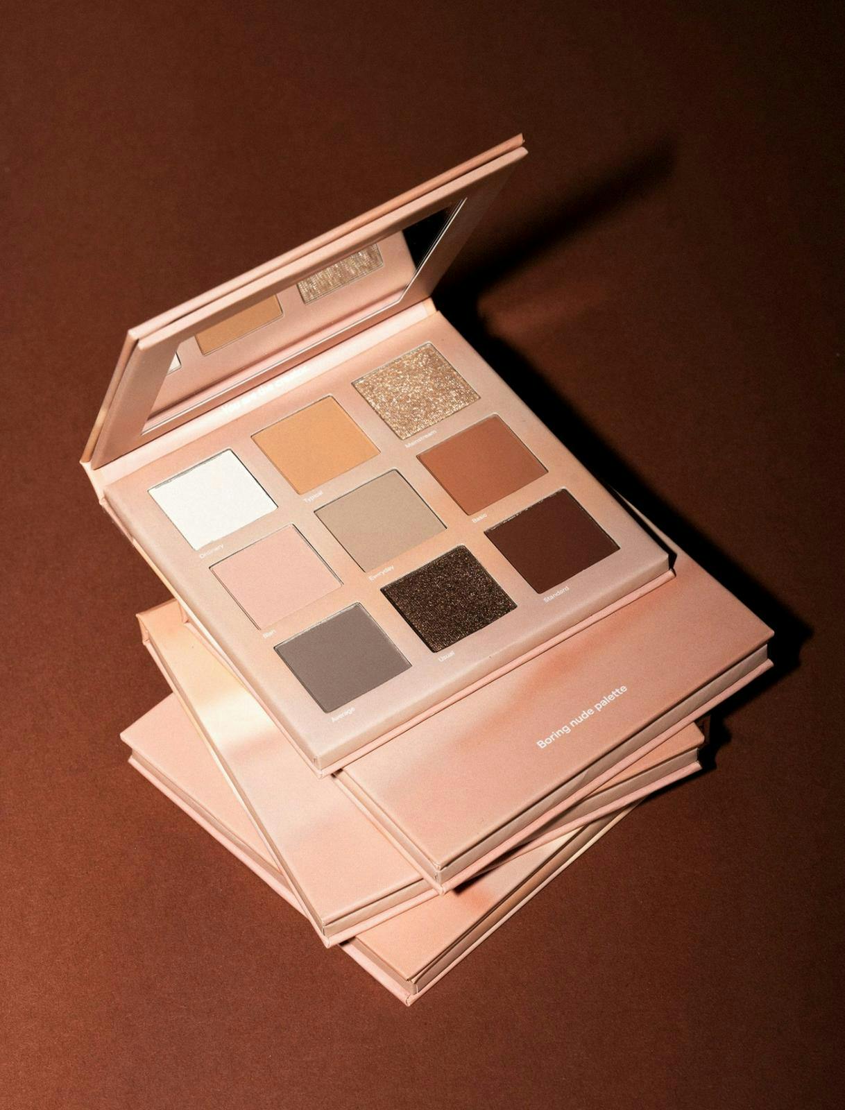 https://imgix.femina.dk/2025-10-17/lh-cosmetics-Boring-nude-palette.jpg