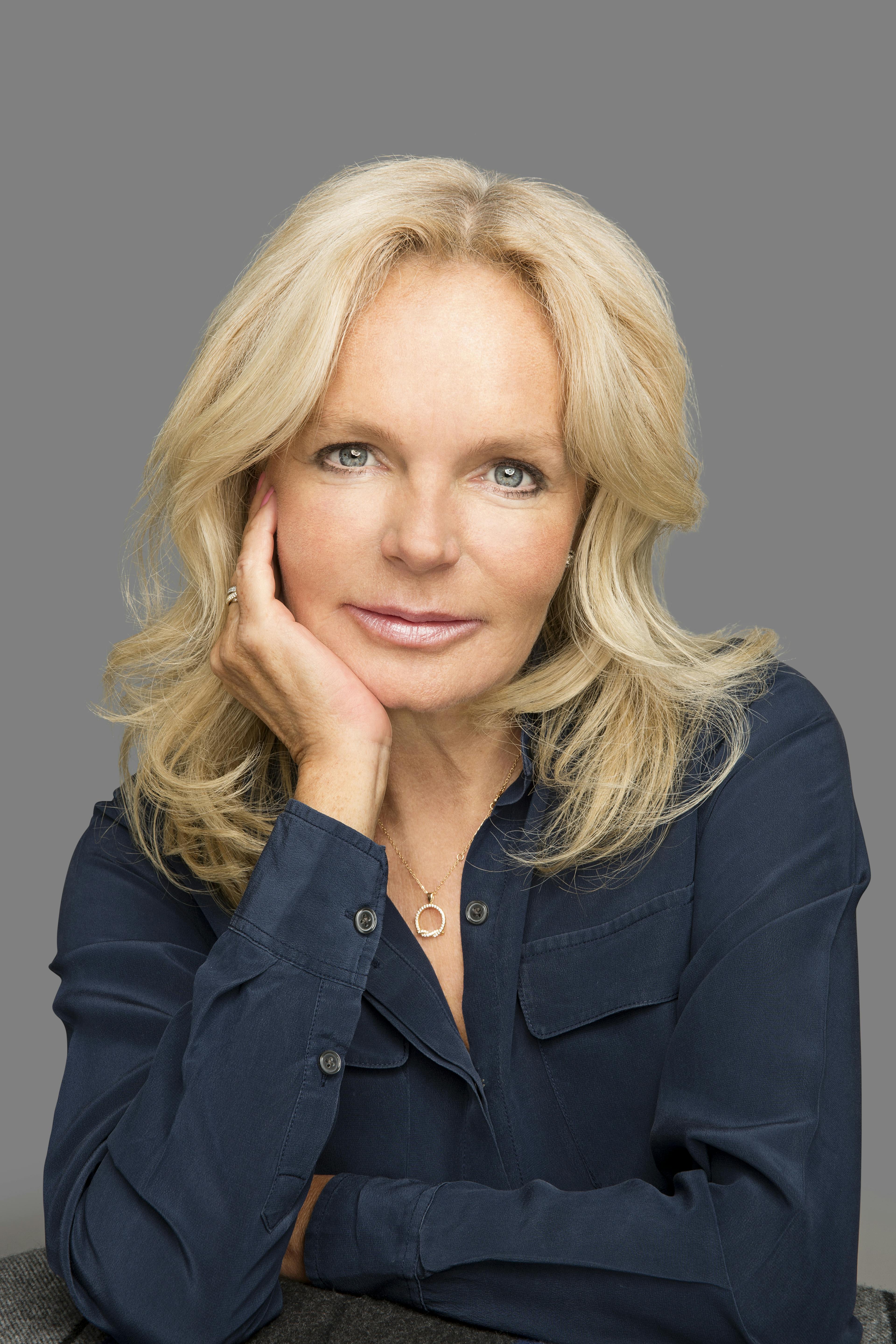 https://imgix.femina.dk/2025-10-22/Lucinda-Riley-%28C%29-Boris-Breuer_High-res.jpg
