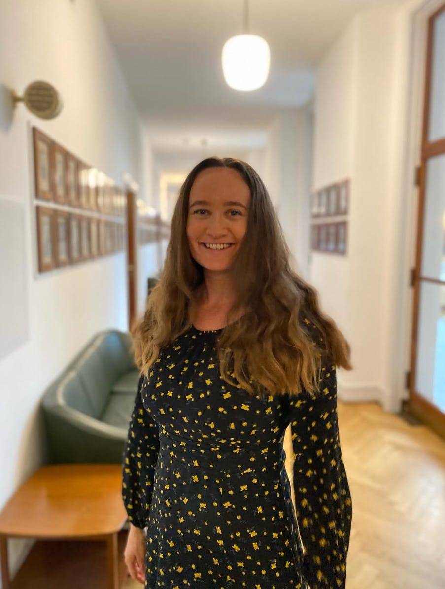 Politiker Freja Fokdal efterlyser flere småbørnsforældre i kommunalpolitik.