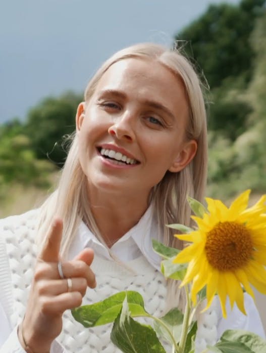 'Landmand søger kærlighed' får en 13. sæson, afslører vært Sofie Martinusen.