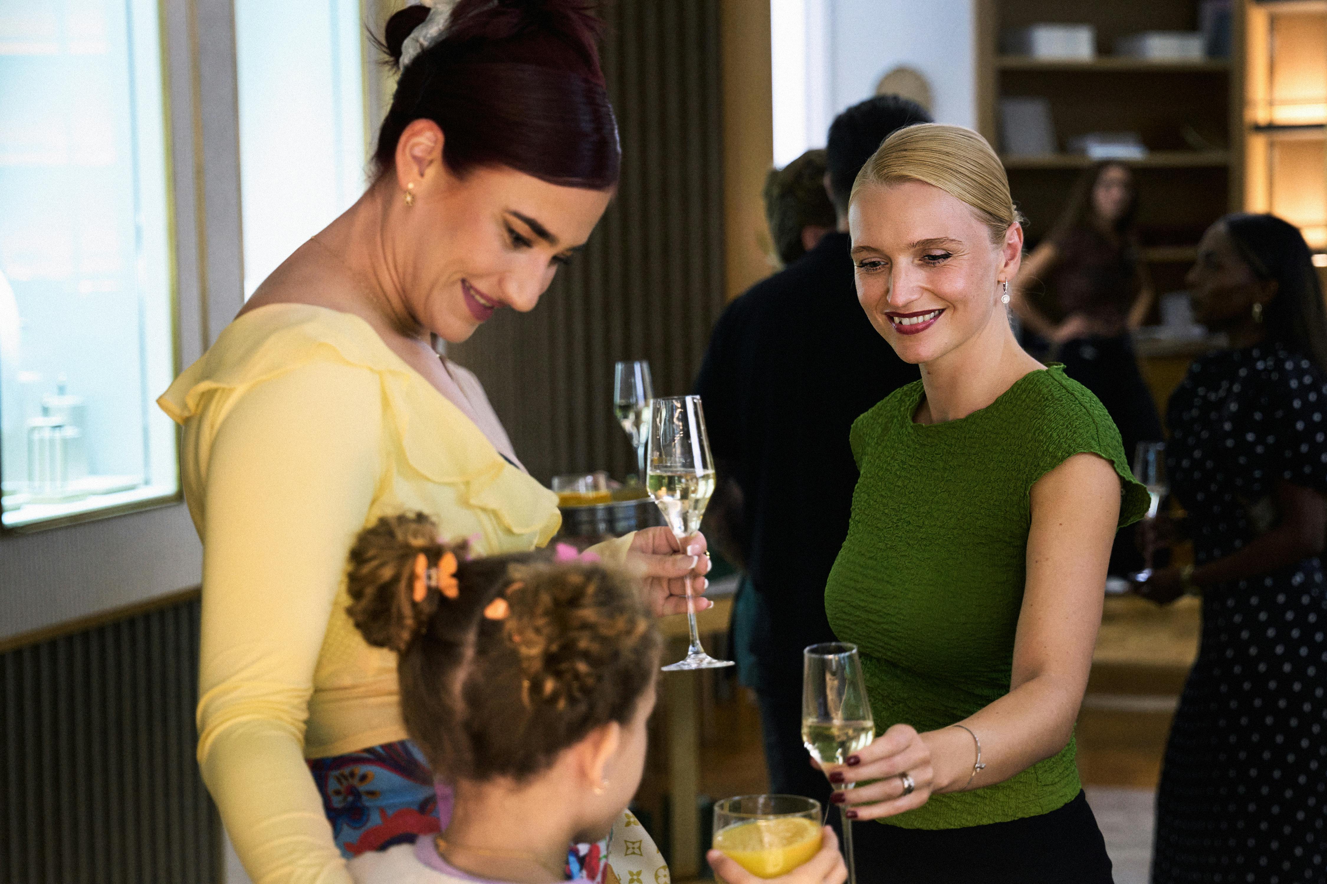 The Legend. (L to R) Maria Cordsen as Ashley and Clara Dessau as Sara/Tea in The Legend. Cr. Courtesy of Netflix © 2024