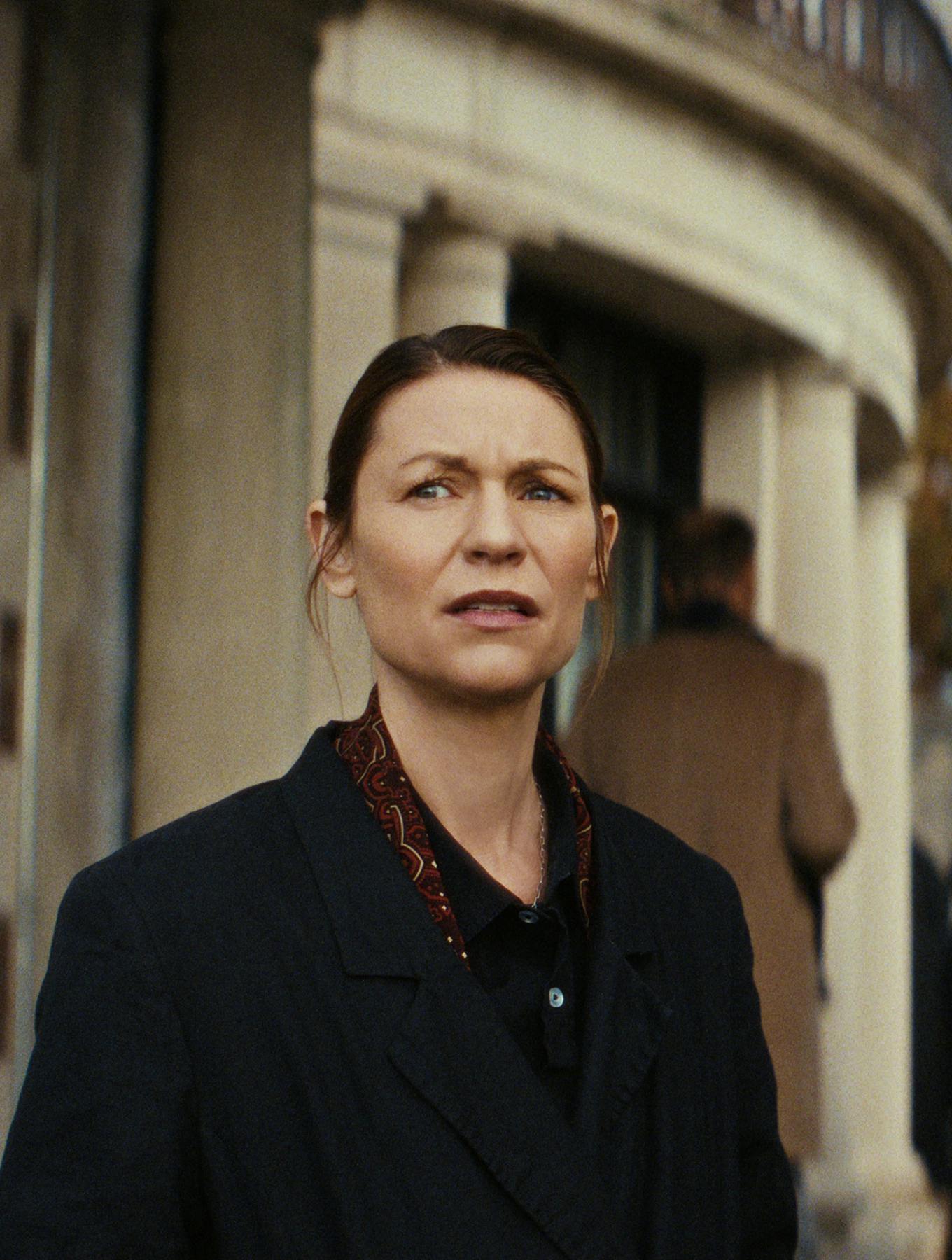 THE BEAST IN ME. (L to R) Claire Danes as Aggie Wiggs and Matthew Rhys as Nile Jarvis in Episode 103 of The Beast in Me. Cr. Courtesy of Netflix © 2025