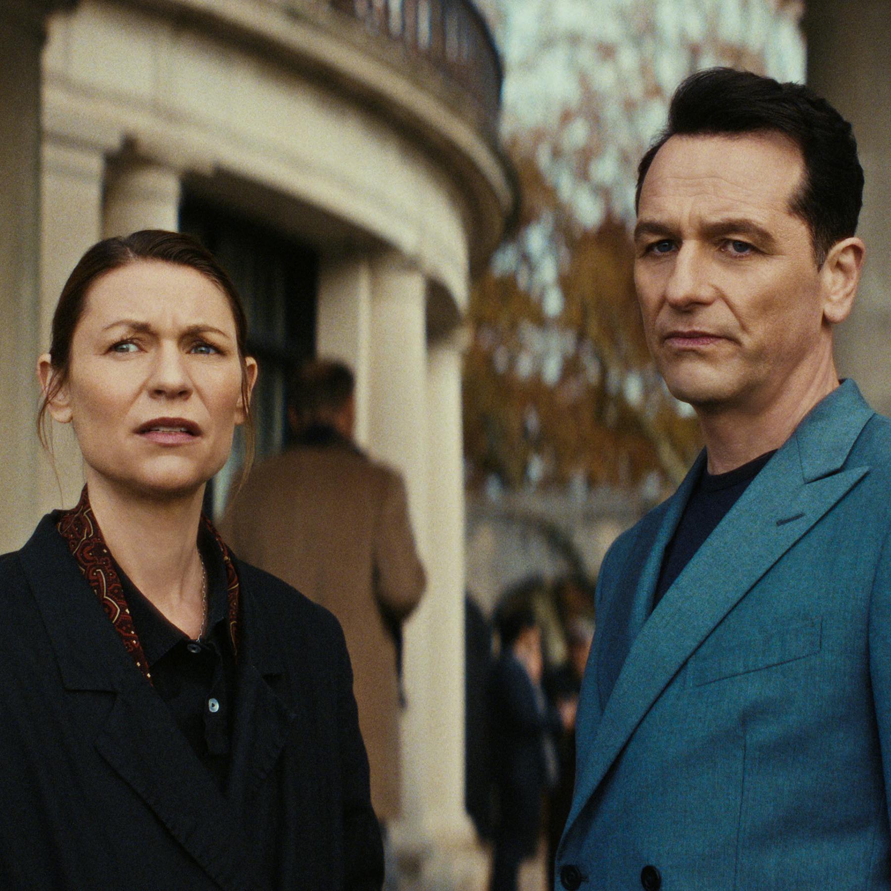 THE BEAST IN ME. (L to R) Claire Danes as Aggie Wiggs and Matthew Rhys as Nile Jarvis in Episode 103 of The Beast in Me. Cr. Courtesy of Netflix © 2025