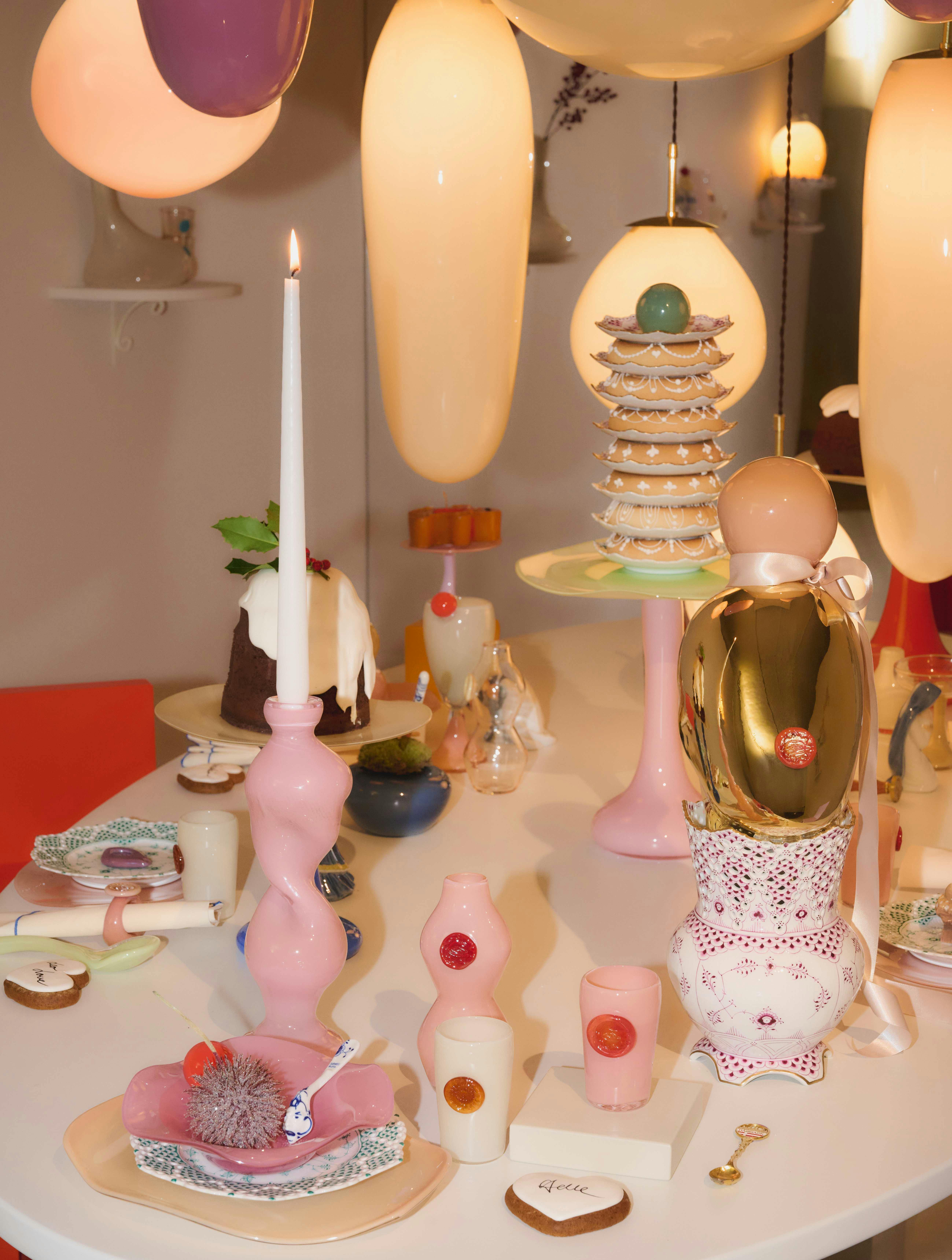 Glaskunstner Helle Mardahls bord ved Royal Copenhagens årlige julebordeudstilling 2025.