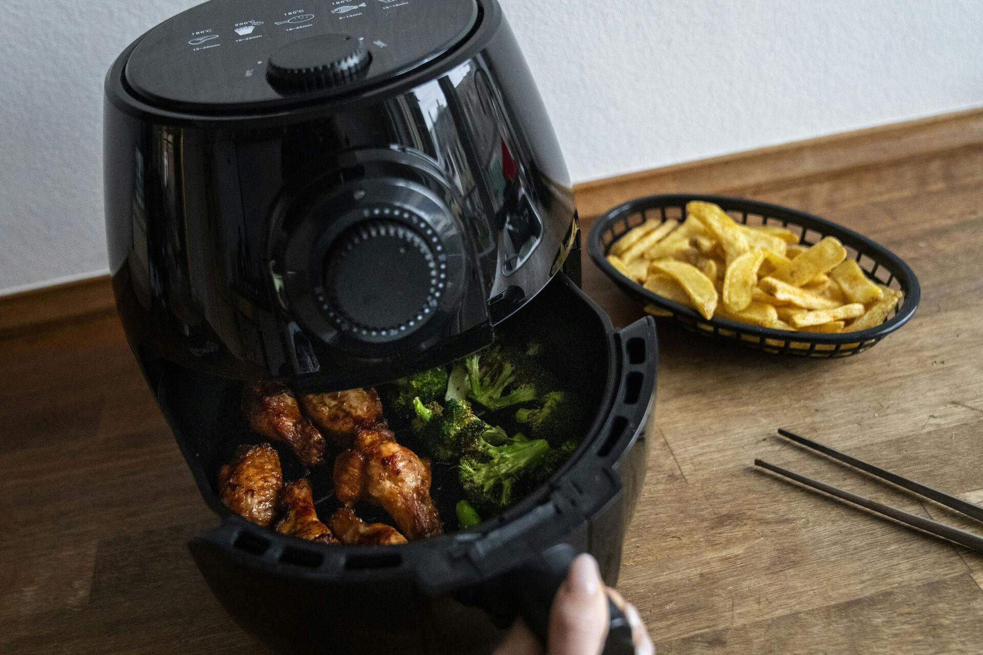 Madlavning i airfryer på køkkenbordet i København, fredag den 8. december 2023.