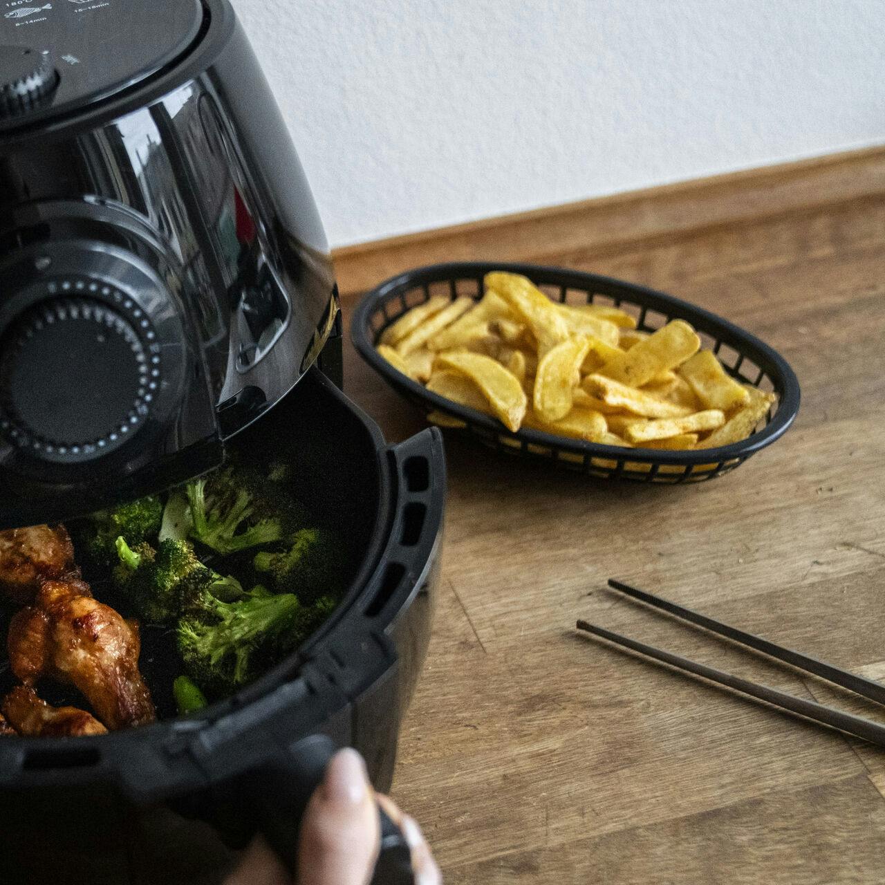 Madlavning i airfryer på køkkenbordet i København, fredag den 8. december 2023.