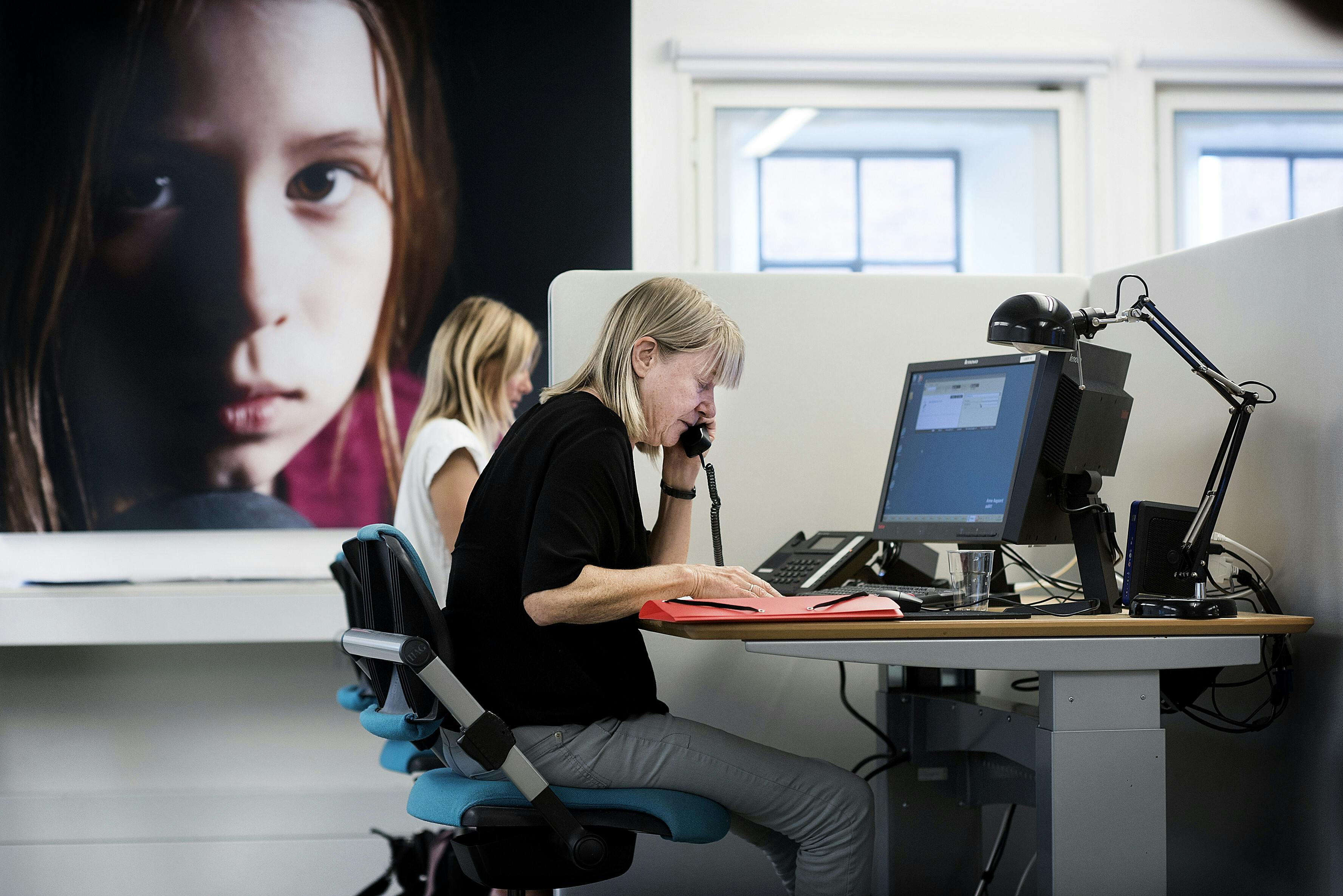 BørneTelefonen passes af Børns Vilkår i Valby, torsdag den 31. august 2017. Børnetelefonen har modtaget opkald fra børn med problemer i 30 år og er en del af Børns Vilkår. Rådgiverne ved telefonen har hjulpet og rådgivet tusindvis af børn, som har haft problemer med alt fra kærestesorger, mobning og drillerier til problemer som vold, seksuelt overgreb og omsorgssvigt i 30 år. Fredag den 1. september besøger Kronprinsesse Mary BørneTelefonen for at markere jubilæet.. (Foto: Liselotte Sabroe/Scanpix 2017)