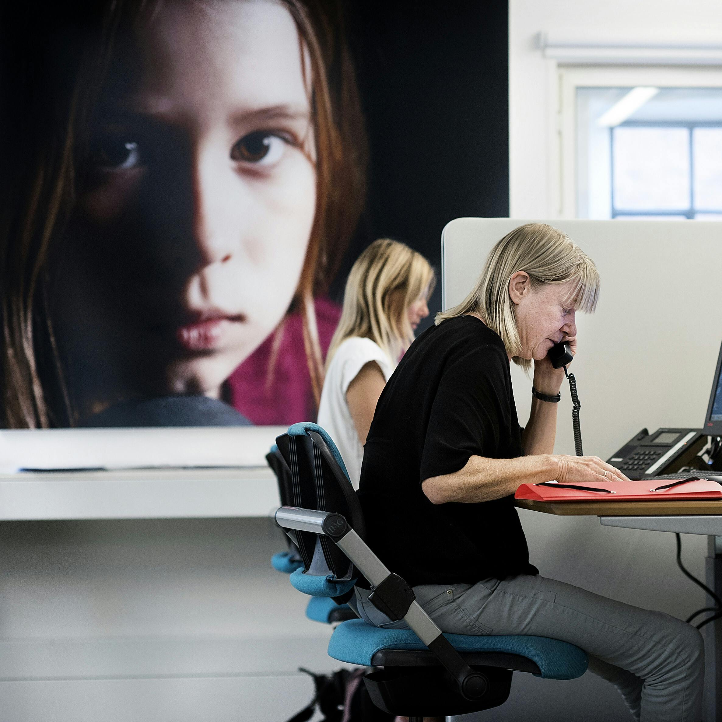 BørneTelefonen passes af Børns Vilkår i Valby, torsdag den 31. august 2017. Børnetelefonen har modtaget opkald fra børn med problemer i 30 år og er en del af Børns Vilkår. Rådgiverne ved telefonen har hjulpet og rådgivet tusindvis af børn, som har haft problemer med alt fra kærestesorger, mobning og drillerier til problemer som vold, seksuelt overgreb og omsorgssvigt i 30 år. Fredag den 1. september besøger Kronprinsesse Mary BørneTelefonen for at markere jubilæet.. (Foto: Liselotte Sabroe/Scanpix 2017)