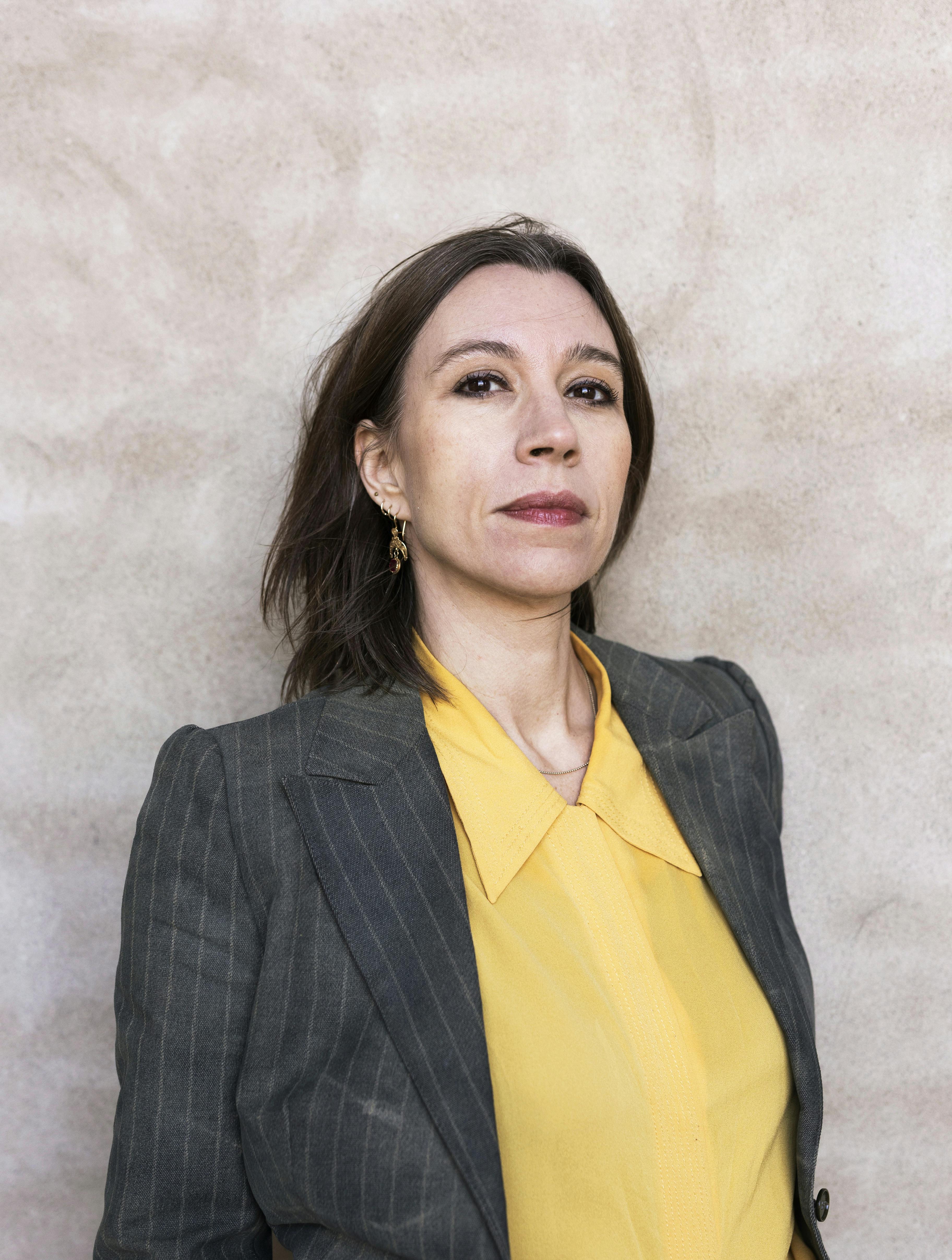 Kristina Stoltz er aktuel med bogen "Vild", som handler om en kvinde, der konfronteres med sin ungdoms indre, kritiske stemme.