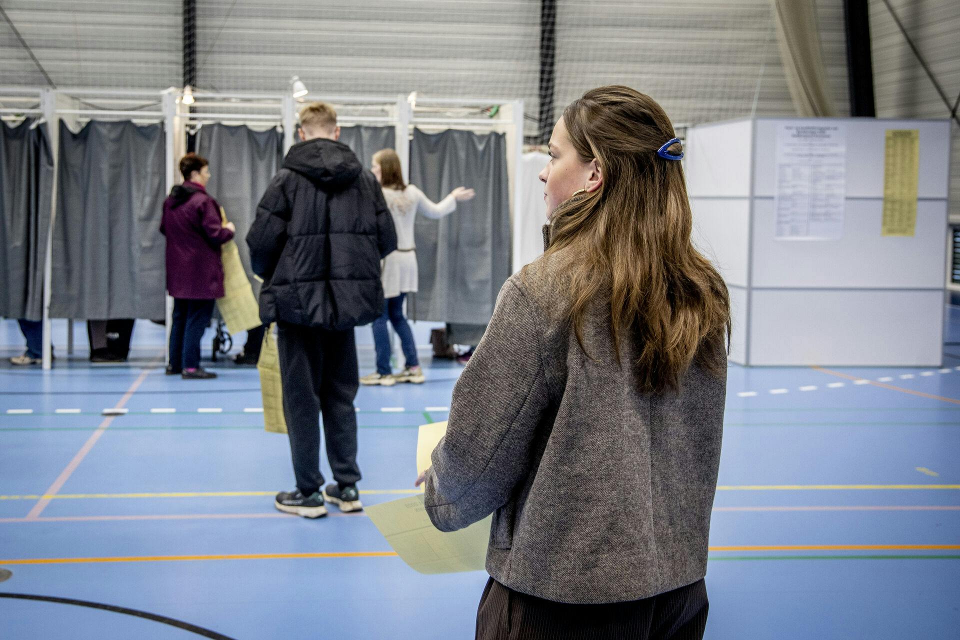 Førstegangsstemmeren Frida Egholm fylder 18 år på selve valgdagen, hvor hun stemmer i Nykøbing Hallerne, Nykøbing Falster, tirsdag den 18. november 2025. Den 18. november afholdes der kommunal- og regionalvalg i Danmark. Frida går i 2.g på STX på Katedralskolen i Nykøbing Falster. I sin fritid dyrker hun karate og interesserer sig for ungdomslivet i Guldborgsund Kommune. (Foto: Ingrid Riis/Scanpix 2025)