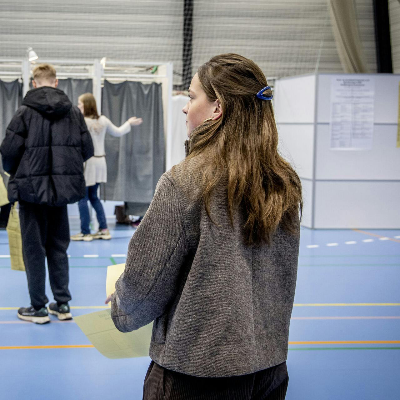 Førstegangsstemmeren Frida Egholm fylder 18 år på selve valgdagen, hvor hun stemmer i Nykøbing Hallerne, Nykøbing Falster, tirsdag den 18. november 2025. Den 18. november afholdes der kommunal- og regionalvalg i Danmark. Frida går i 2.g på STX på Katedralskolen i Nykøbing Falster. I sin fritid dyrker hun karate og interesserer sig for ungdomslivet i Guldborgsund Kommune. (Foto: Ingrid Riis/Scanpix 2025)