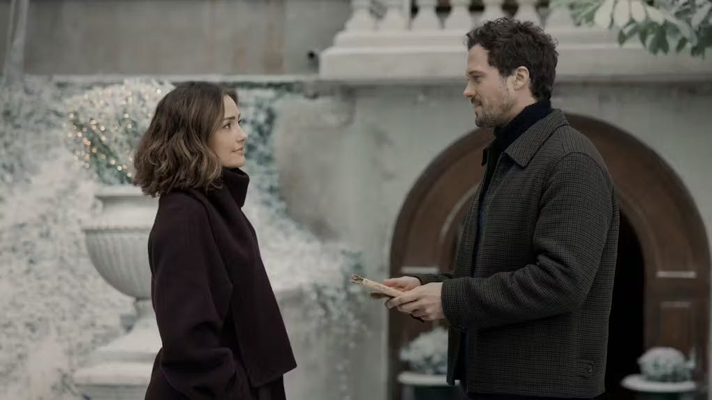 Minka Kelly som Sydney Price og Tom Wozniczka som Henri Cassell i 'Champagne Problems'.