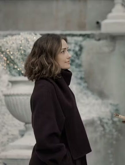 Minka Kelly som Sydney Price og Tom Wozniczka som Henri Cassell i 'Champagne Problems'.