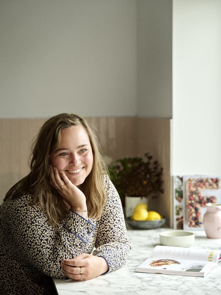 Frederikke skal holde jul med sine forældre, søskende og mormor. Selv drømmer hun om at skabe sin egen familie engang i fremtiden.