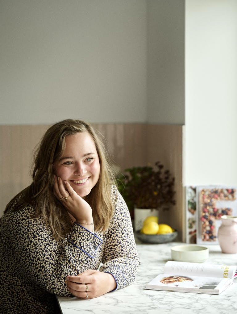 Frederikke skal holde jul med sine forældre, søskende og mormor. Selv drømmer hun om at skabe sin egen familie engang i fremtiden.