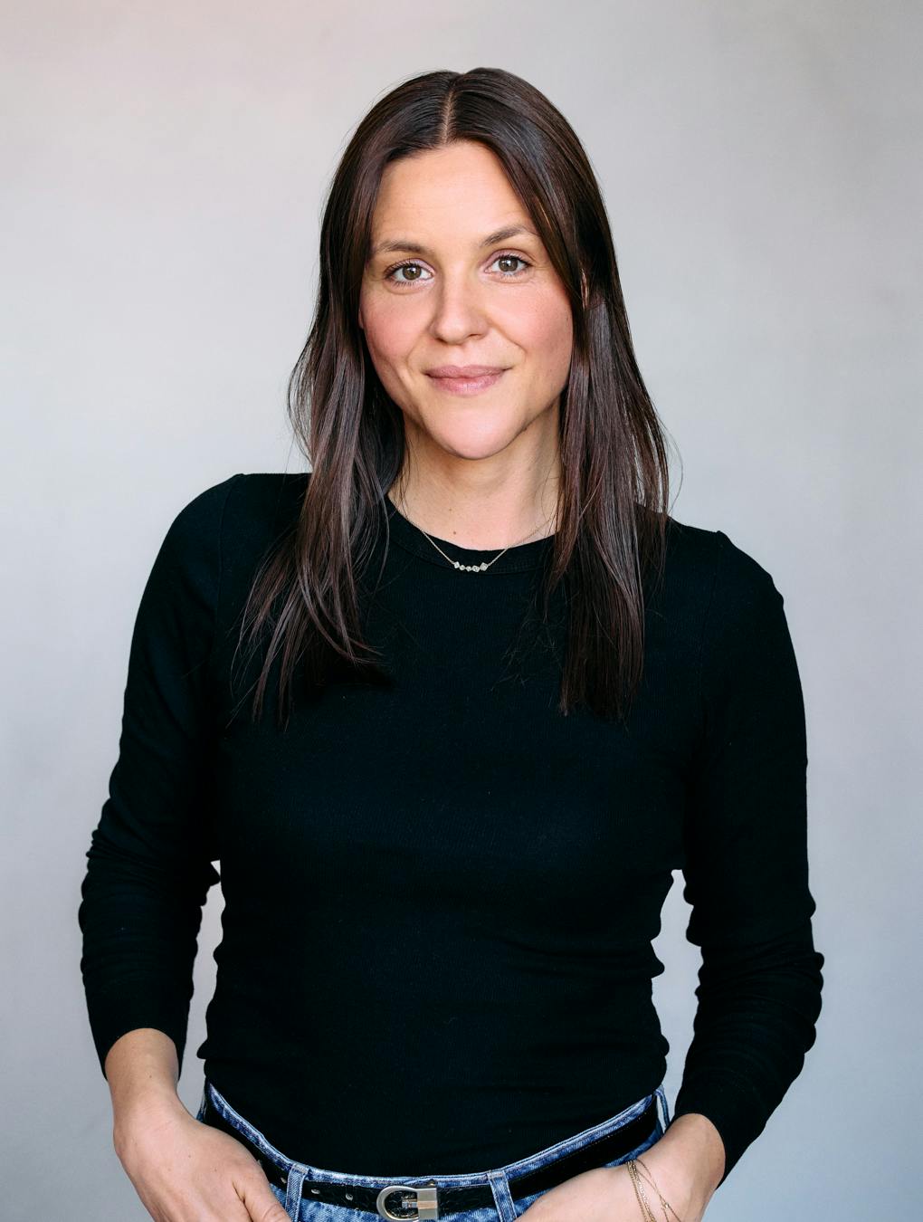 Cathrine bager sig igennem opskrifterne fra sin julebog Julens Bagværk.