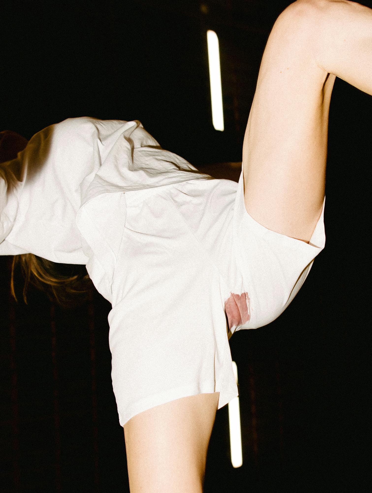 Flow Intimates bruger ægte menstruationsblod i kampagnen “Ingen skal spille i frygt” for at synliggøre de udfordringer, kvindelige atleter møder på banen.