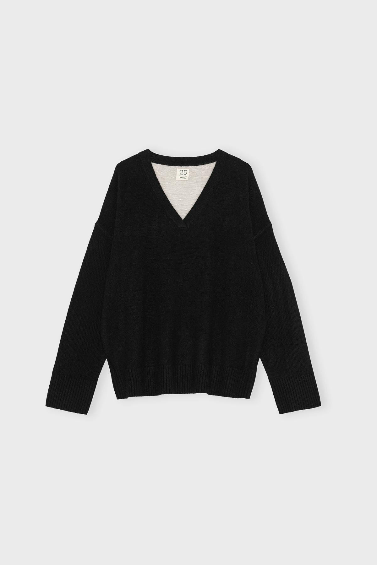 https://imgix.femina.dk/2025-12-15/11659_25RuthKnitVneck_BlackEcru-%281%29.jpg