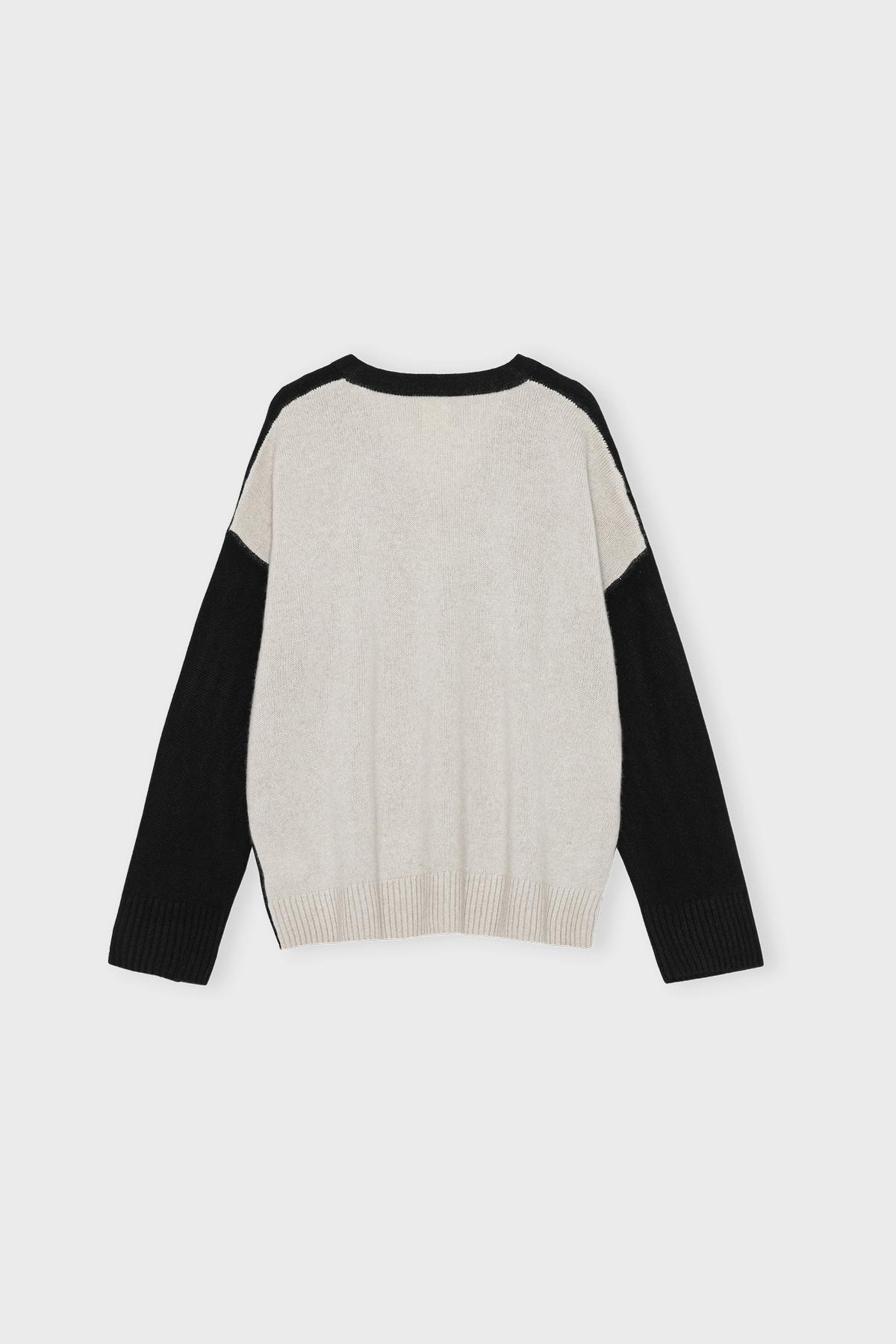 https://imgix.femina.dk/2025-12-15/11659_25RuthKnitVneck_BlackEcru_b.jpg