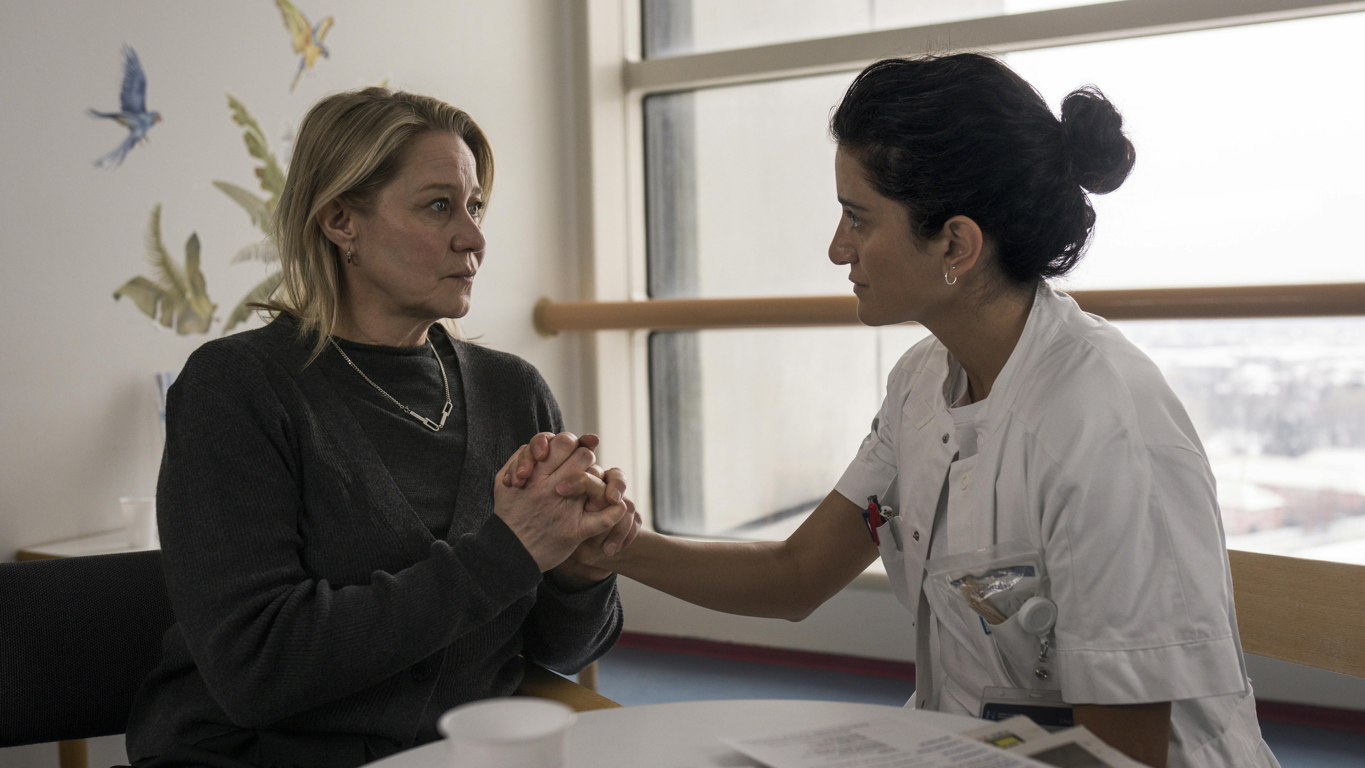 Trine Dyrholm og Özlem Saglanmak i 'Det andet offer'