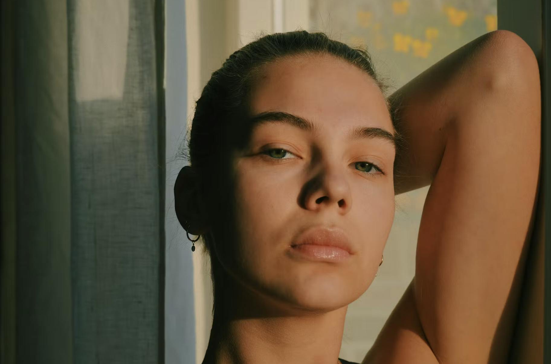 Flot hud frem for fuld makeup. Beauty-året 2025 markerede et tydeligt skift i idealerne.