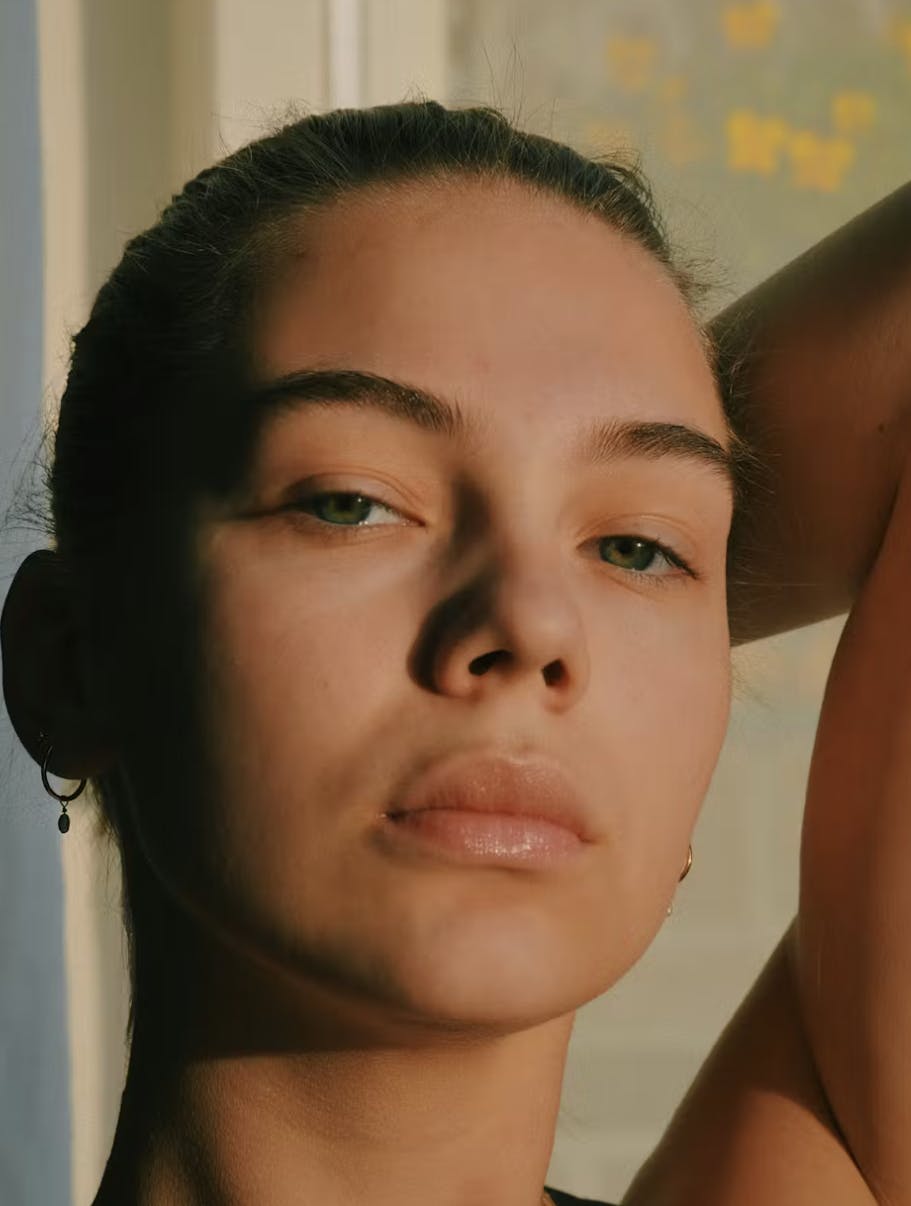 Flot hud frem for fuld makeup. Beauty-året 2025 markerede et tydeligt skift i idealerne.