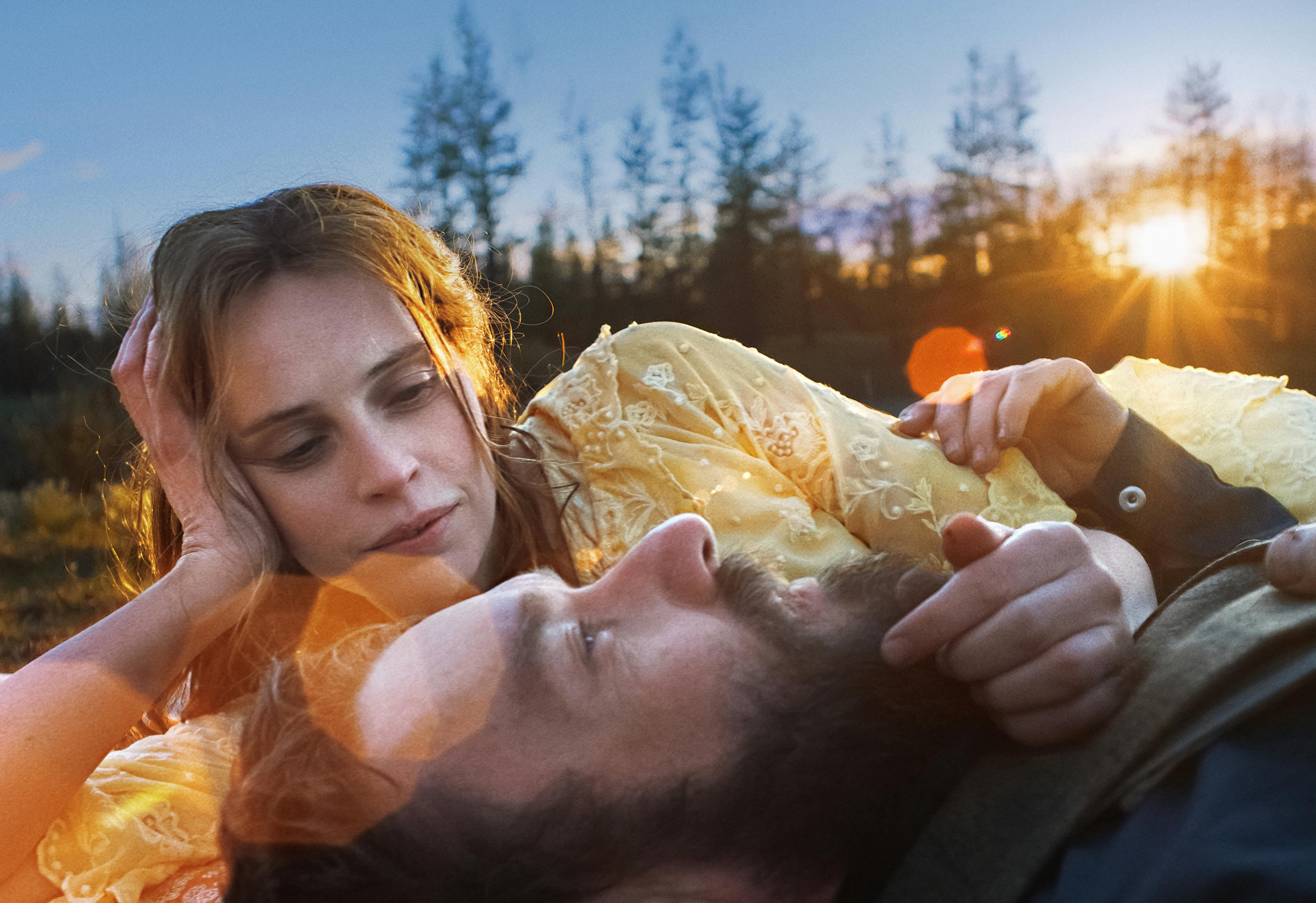 Felicity Jones og Joel Edgerton som Gladys og Robert Grainier i 'Train Dreams'