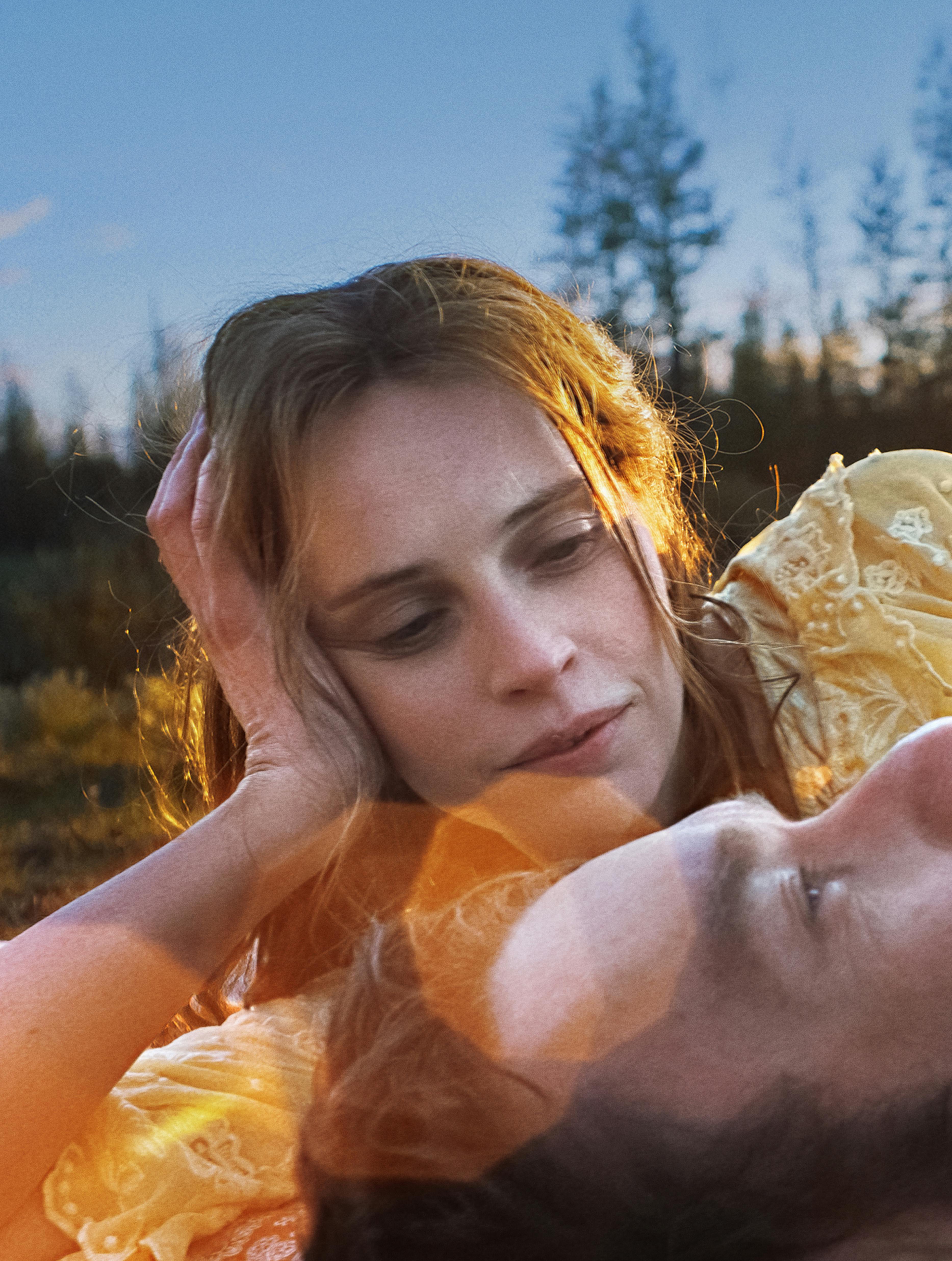 Felicity Jones og Joel Edgerton som Gladys og Robert Grainier i 'Train Dreams'