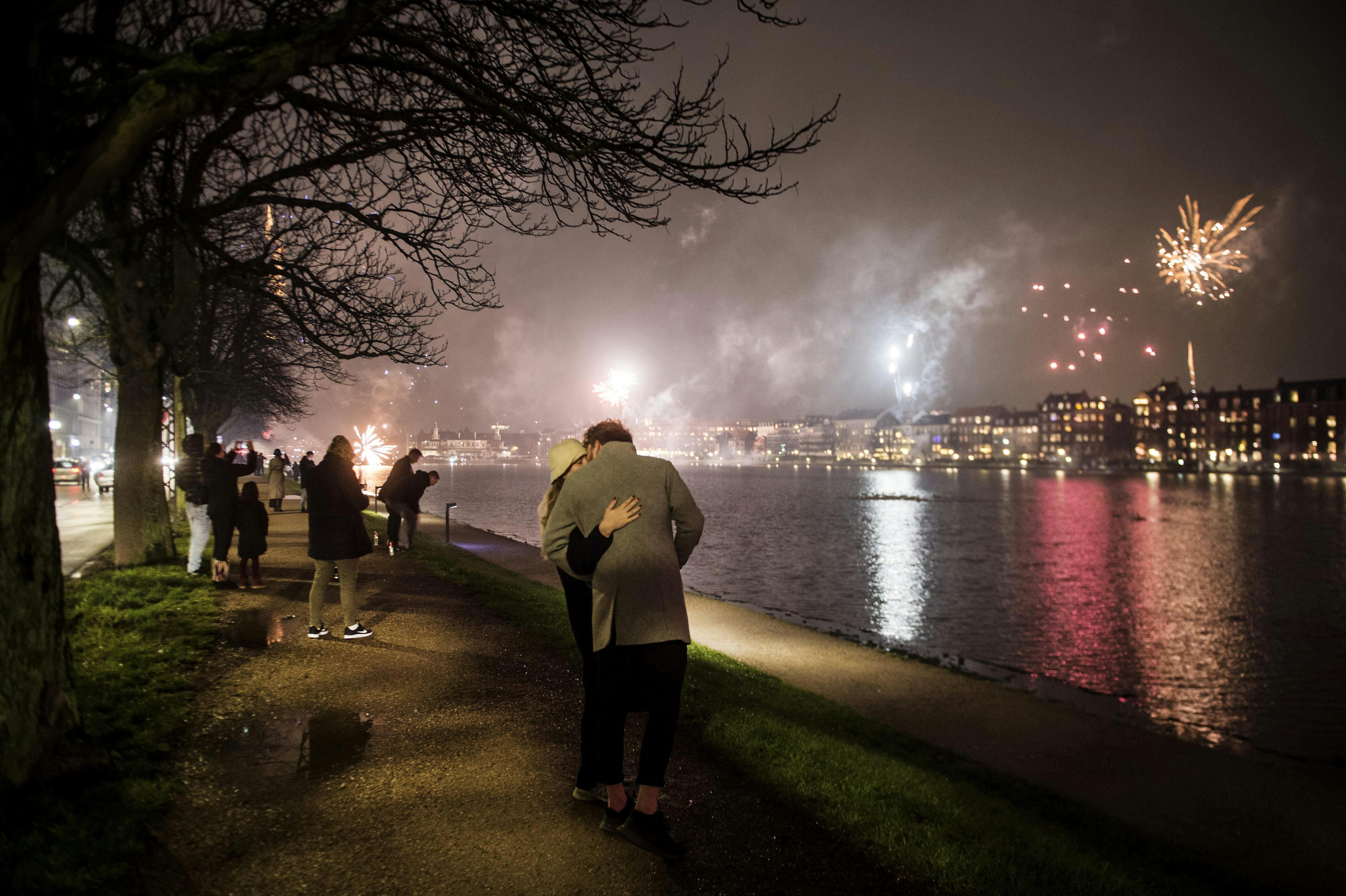 Fest og fejring på nytårsaften i København midt i en pandemi tid, torsdag den 31. december 2020. Fyrværkeri og stemning fra Søerne. (Foto: Tim Kildeborg Jensen/Ritzau Scanpix)