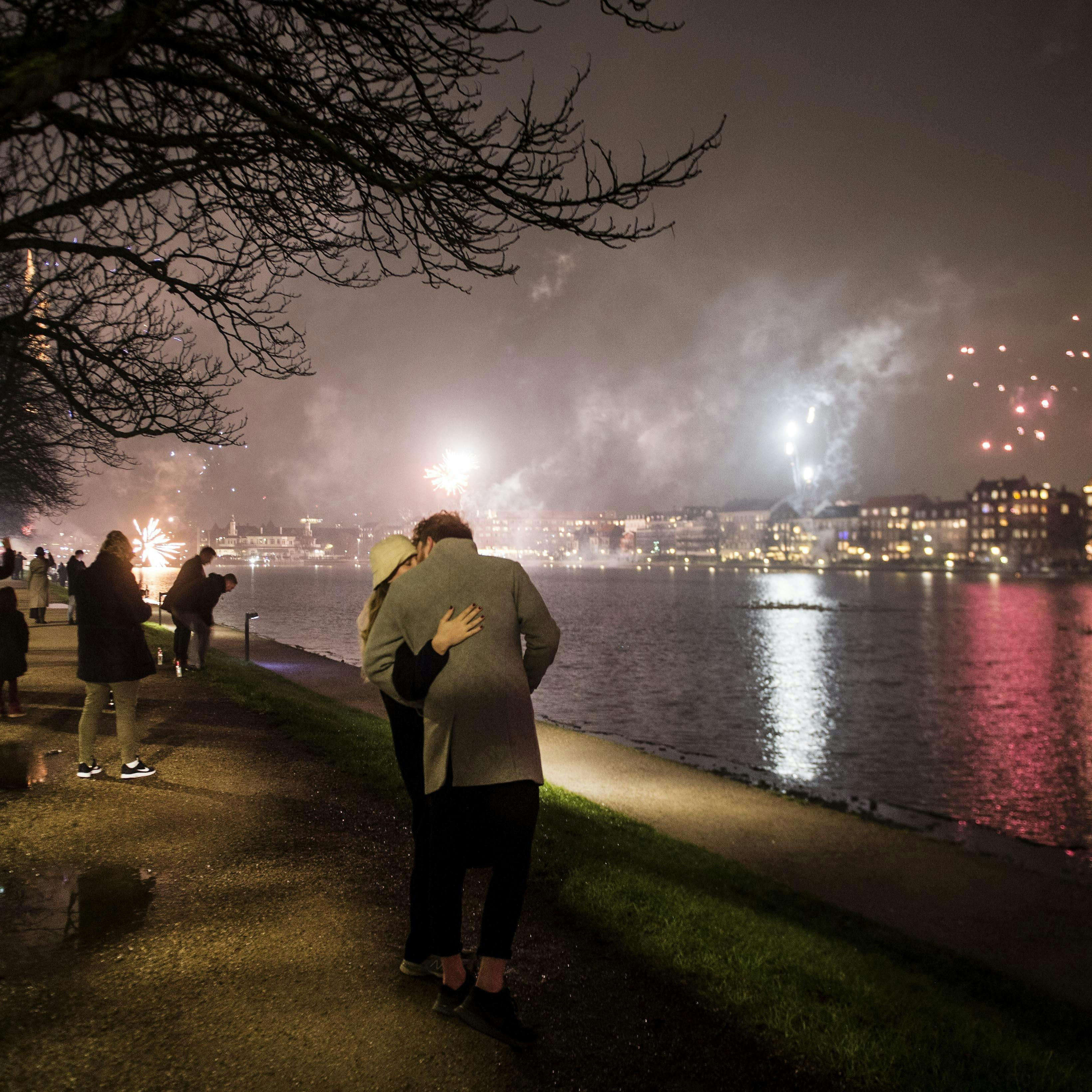 Fest og fejring på nytårsaften i København midt i en pandemi tid, torsdag den 31. december 2020. Fyrværkeri og stemning fra Søerne. (Foto: Tim Kildeborg Jensen/Ritzau Scanpix)