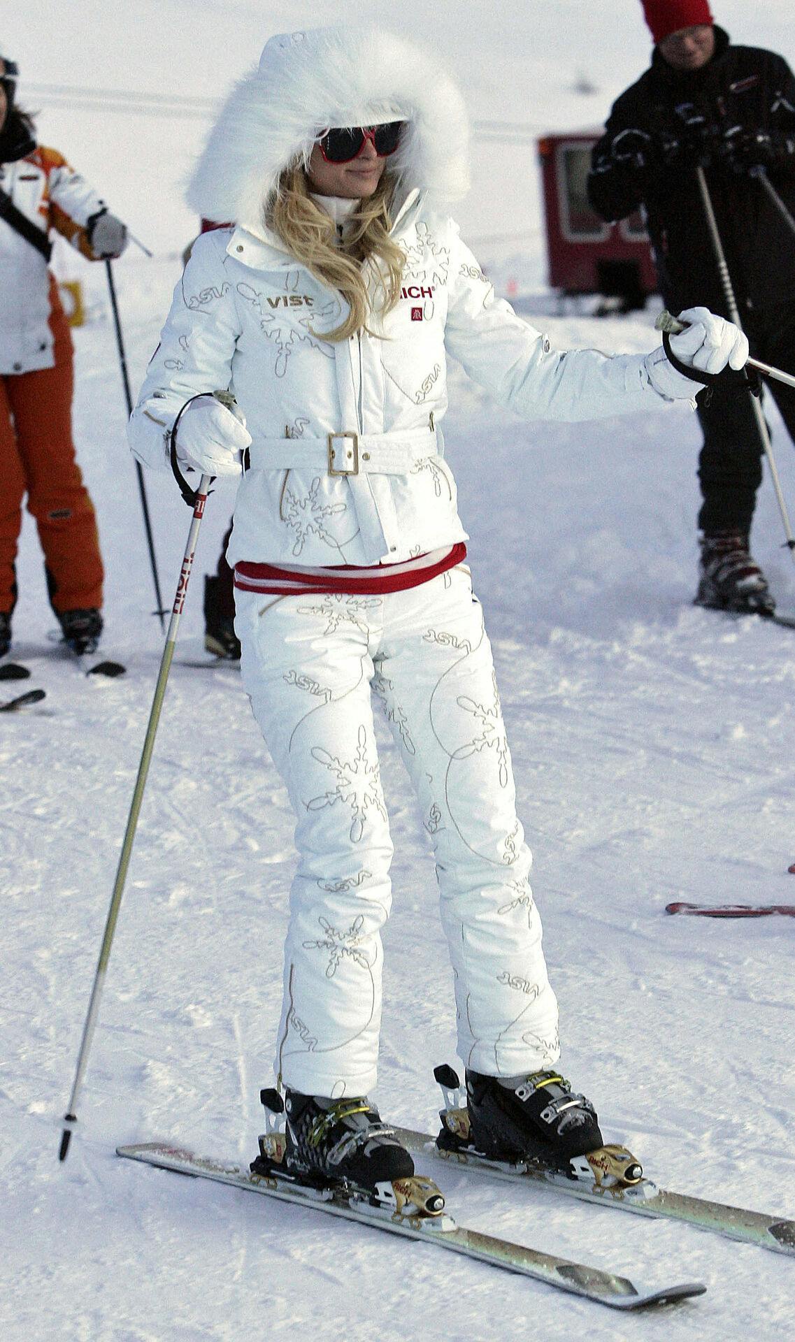 US socialite and heiress to the Hilton hotel chain, Paris Hilton, skis down a slope 16 February 2007 in Ischgl, western Austrian province of Tyrol. Hilton will celebrate her 26th birthday in Ischgl. AFP PHOTO/K. JOSCH K.JOSCH / AFP