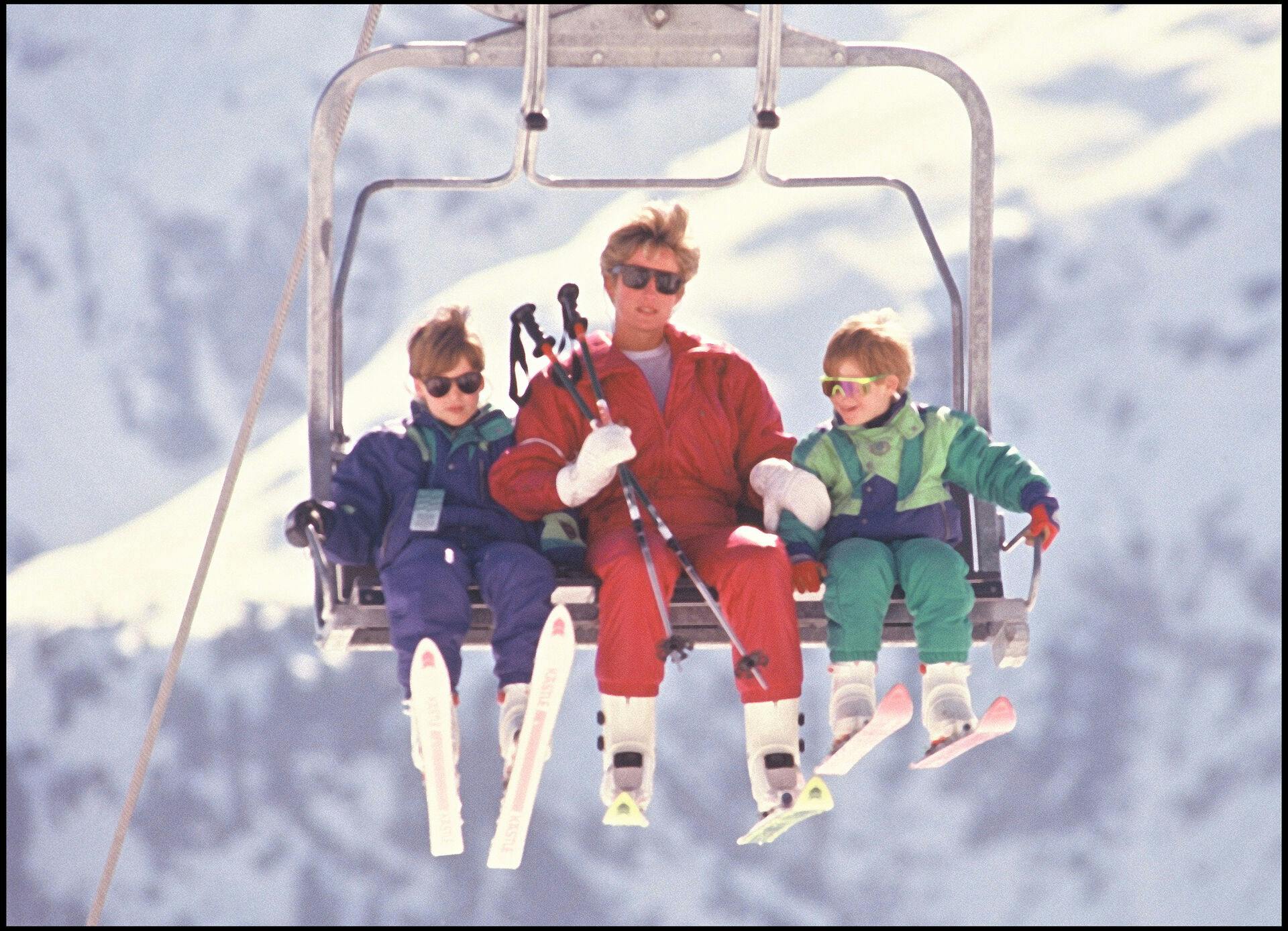 Info - La princesse Diana aurait eu 60 ans le 1 juillet - ARCHIVES - LA PRINCESSE LADY DIANA AVEC LE PRINCE WILLIAM ET LE PRINCE HARRY SUR UN TELESKI LORS DE VACANCES A LECH EN 1991